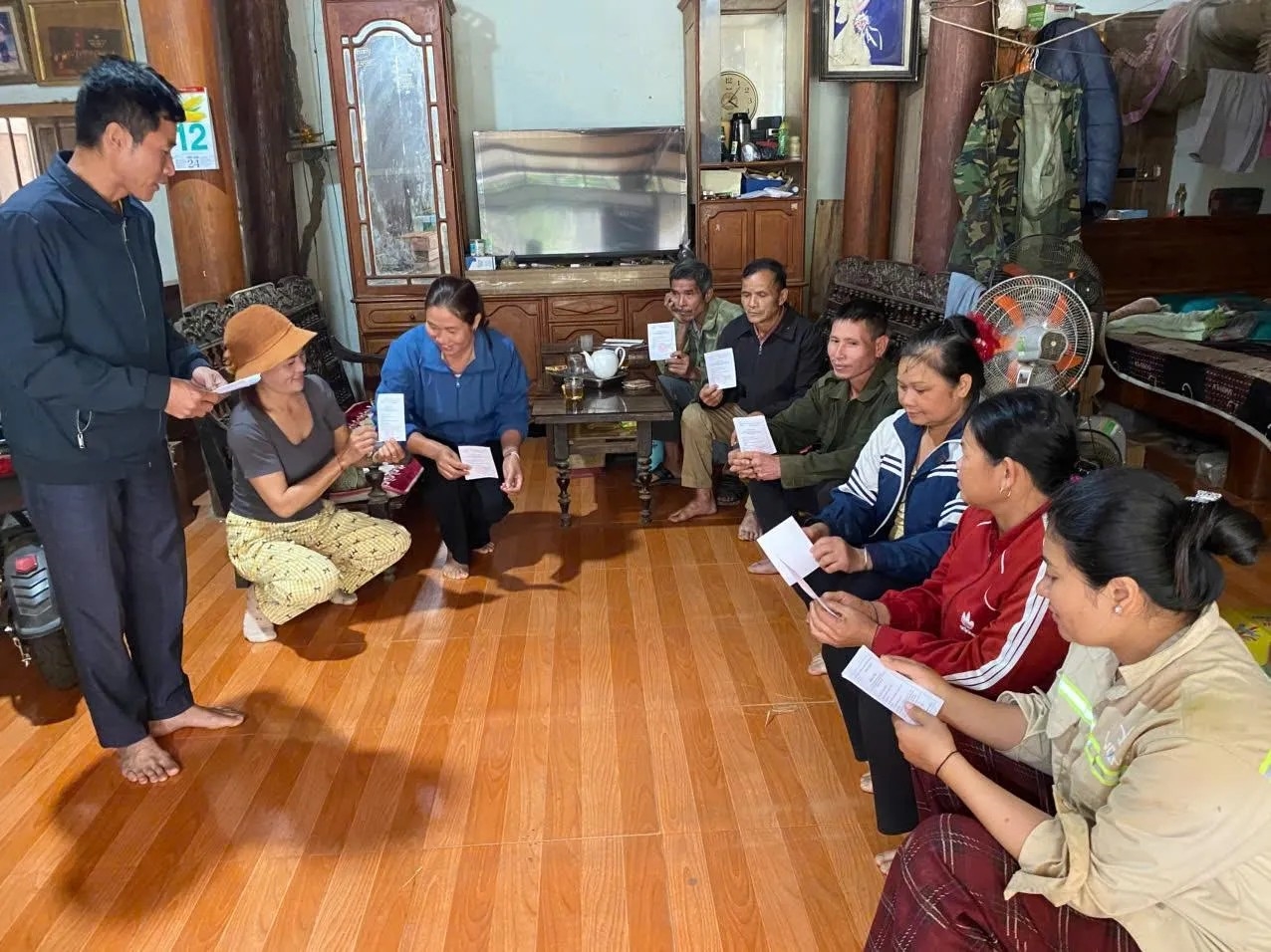 Cán bộ bản Văng Môn đang hướng dẫn bà con cách bỏ phiếu