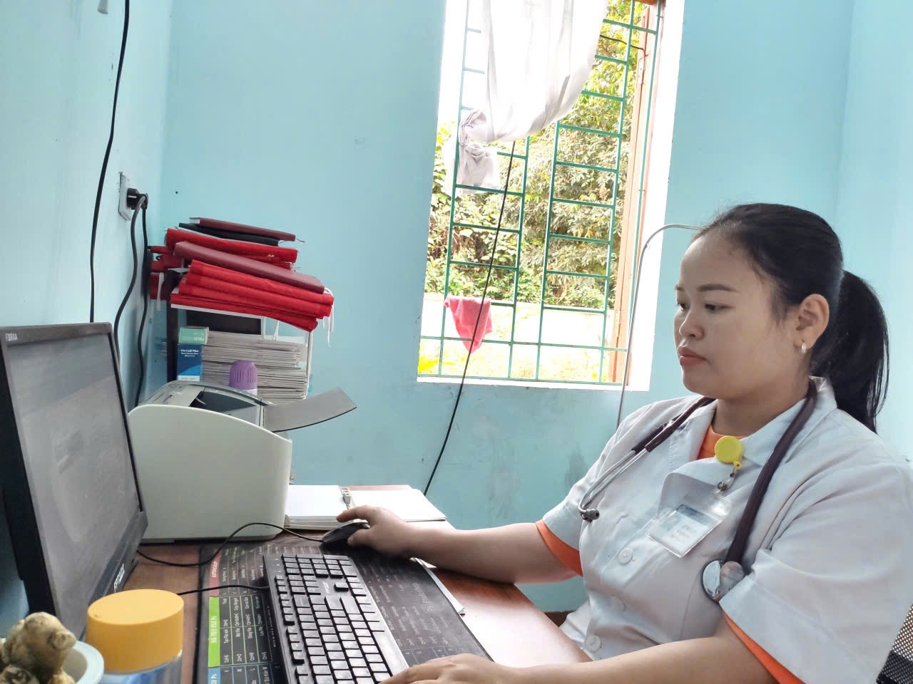 Ứng cử viên đại biểu Quốc hội Lo Thị Đan - hiện nay là Phó trạm trưởng trạm y tế xã Nga My - Ảnh: NVCC