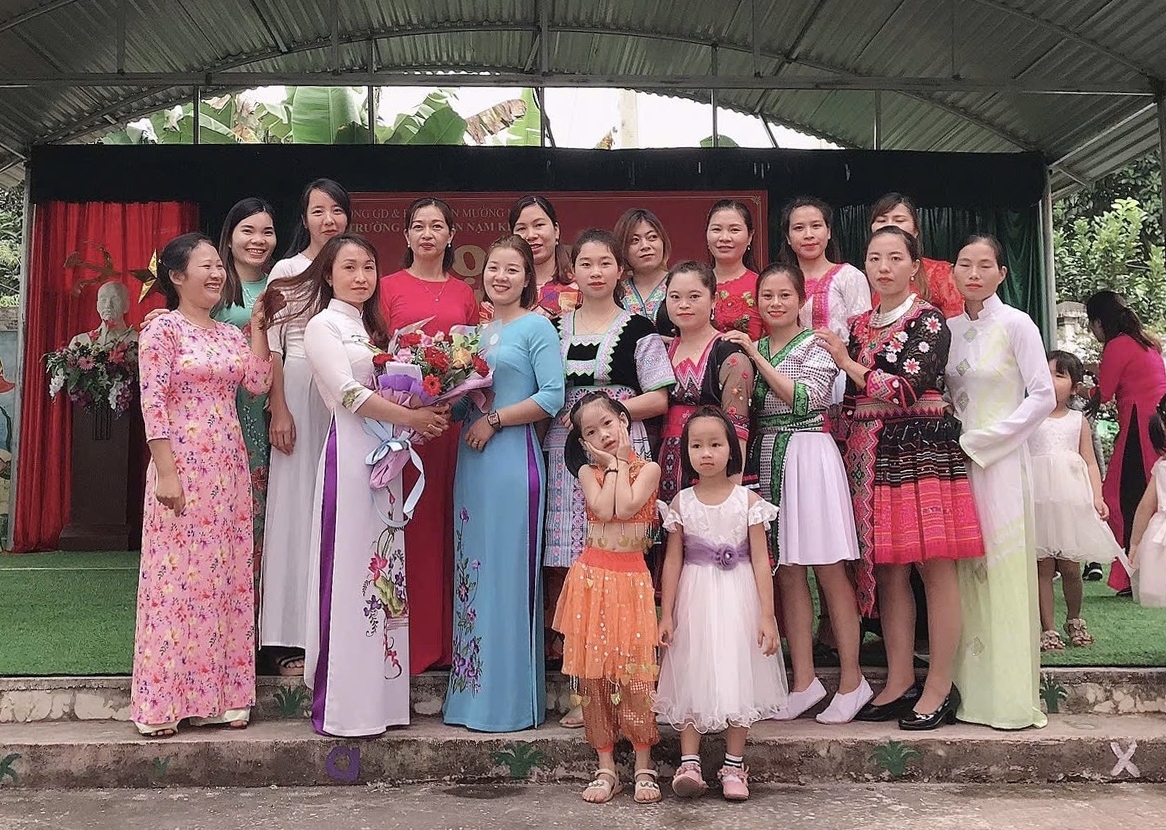 Cô Hù Thị Duy cùng các đồng nghiệp tại Trường Mầm non Nậm Kè