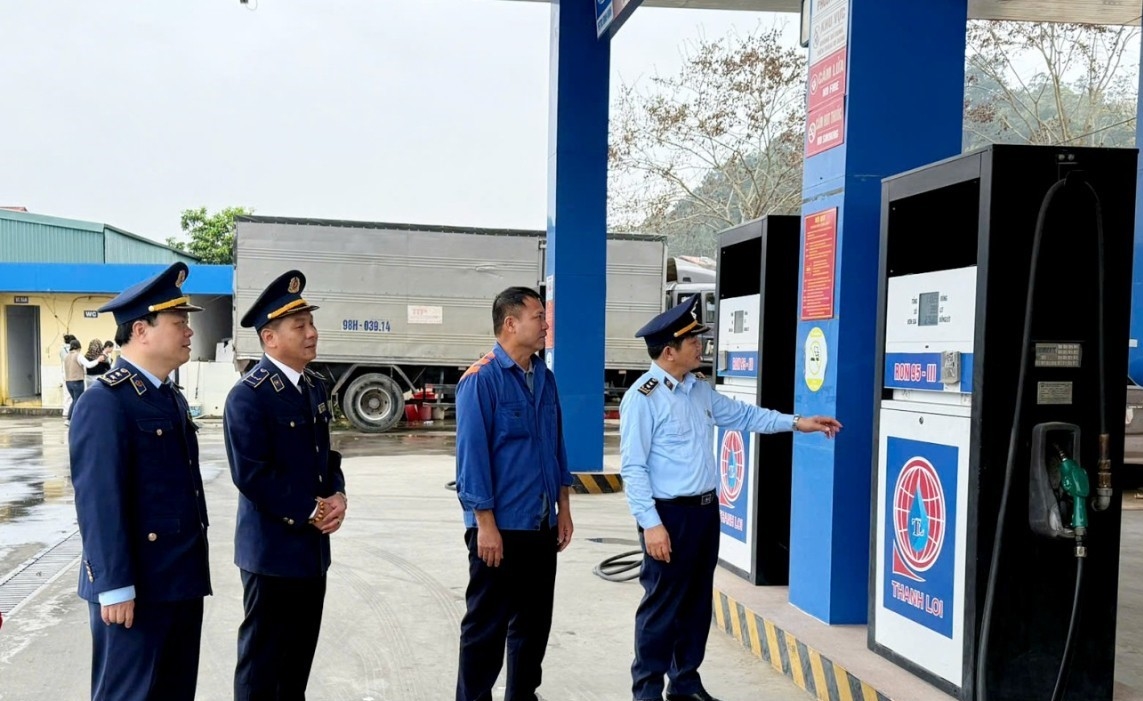 Các doanh nghiệp kinh doanh xăng dầu đã chủ động làm việc với các đầu mối cung ứng để sẵn sàng nhập thêm hàng khi có nhu cầu khẩn thiết, đảm bảo cung ứng xăng dầu ổn định (Ảnh MH).