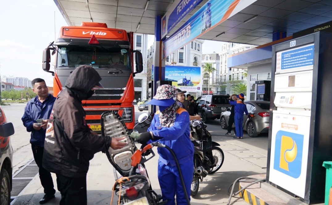 Tại Công điện số 22, Thủ tướng Chính phủ yêu cầu tạo điều kiện thuận lợi cho hoạt động kinh doanh, vận chuyển, lưu thông, phân phối xăng dầu (Ảnh TL).