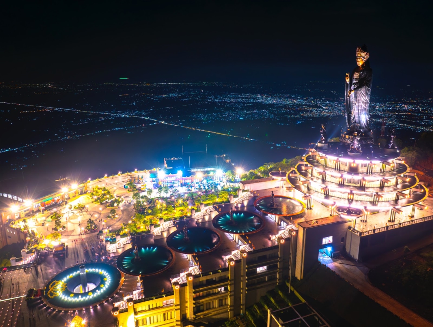 Đỉnh núi Bà Đen thu hút hàng triệu du khách viếng thăm hàng năm. (Ảnh st)