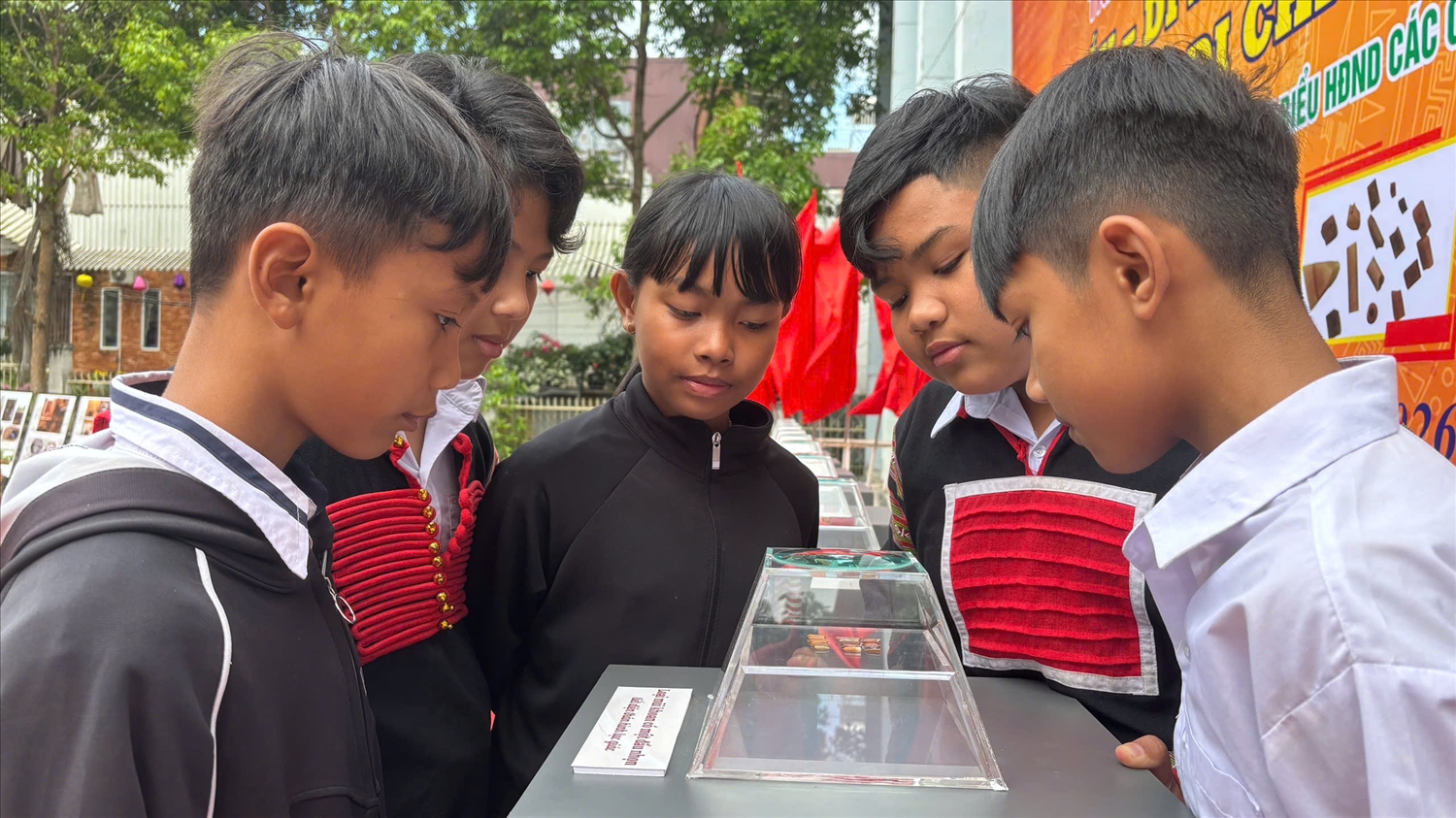 Em kg tin: Mang Bảo vật quốc gia Sưu tập mũi khoan đá Thác Hai đến gần cộng đồng 4