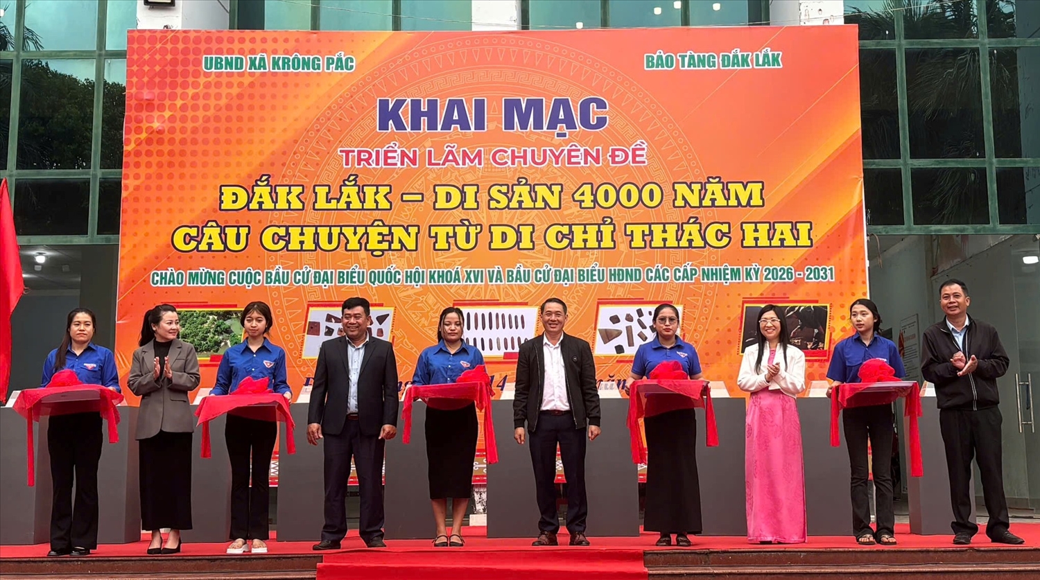 Các đại biểu cắt băng khai mạc triển lãm