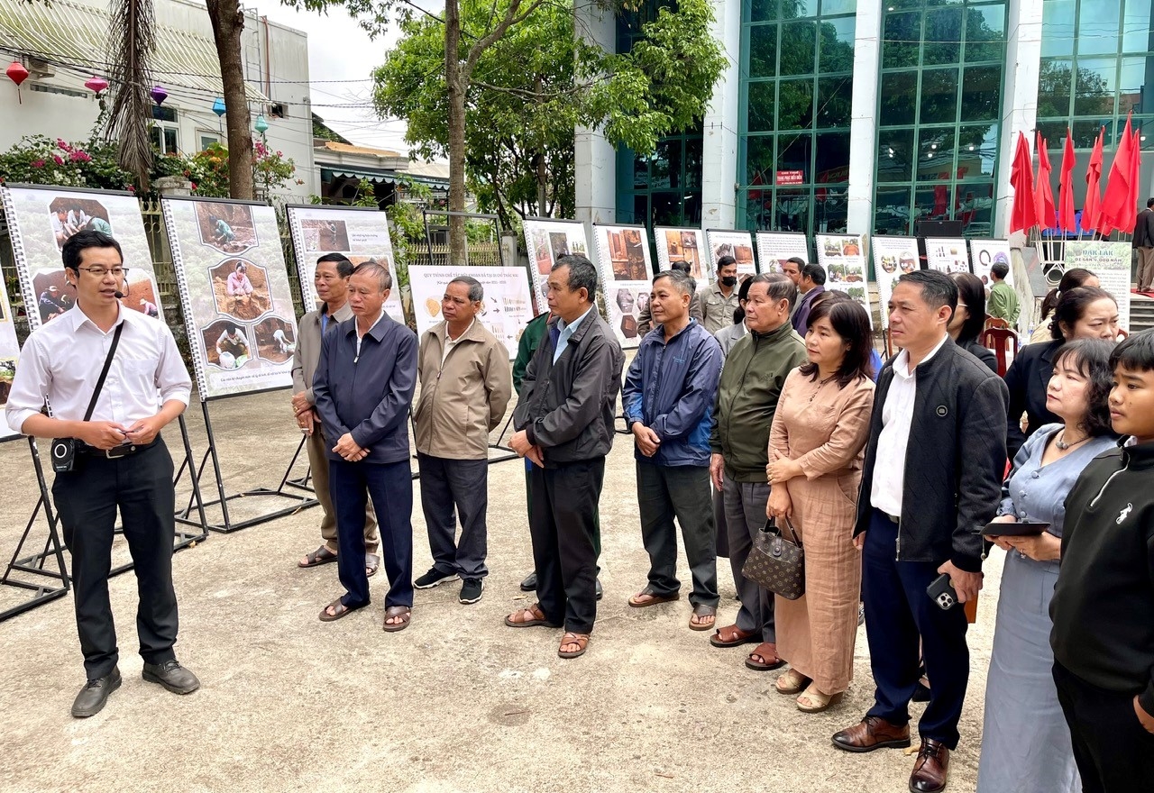 Đại biểu, du khách và Nhân dân thưởng lãm tìm hiểu di sản