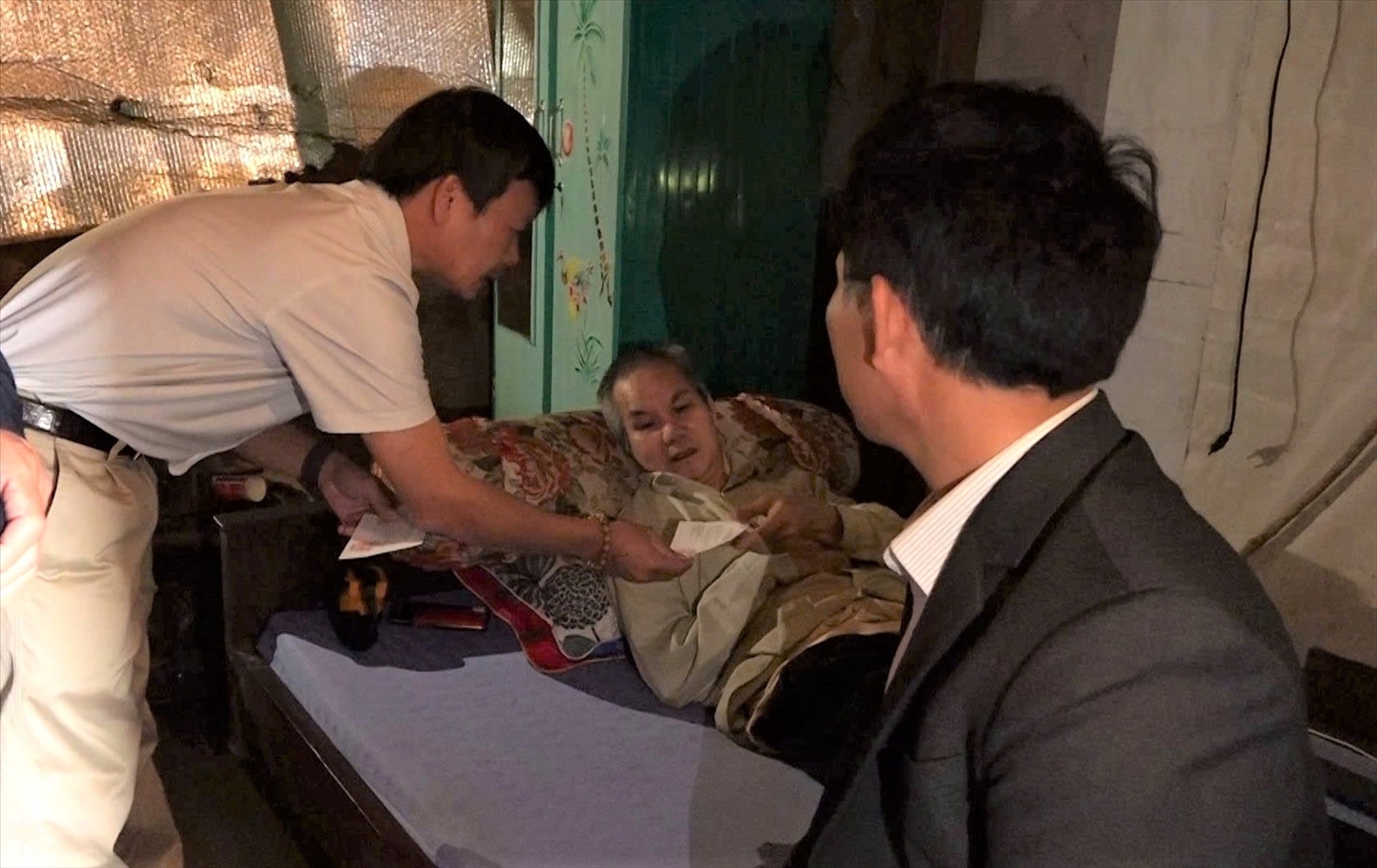 Lãnh đạo xã Tu Mơ Rông thăm hỏi và phát thẻ cử tri cho cử tri bị bệnh tai biến đang điều trị tại nhà