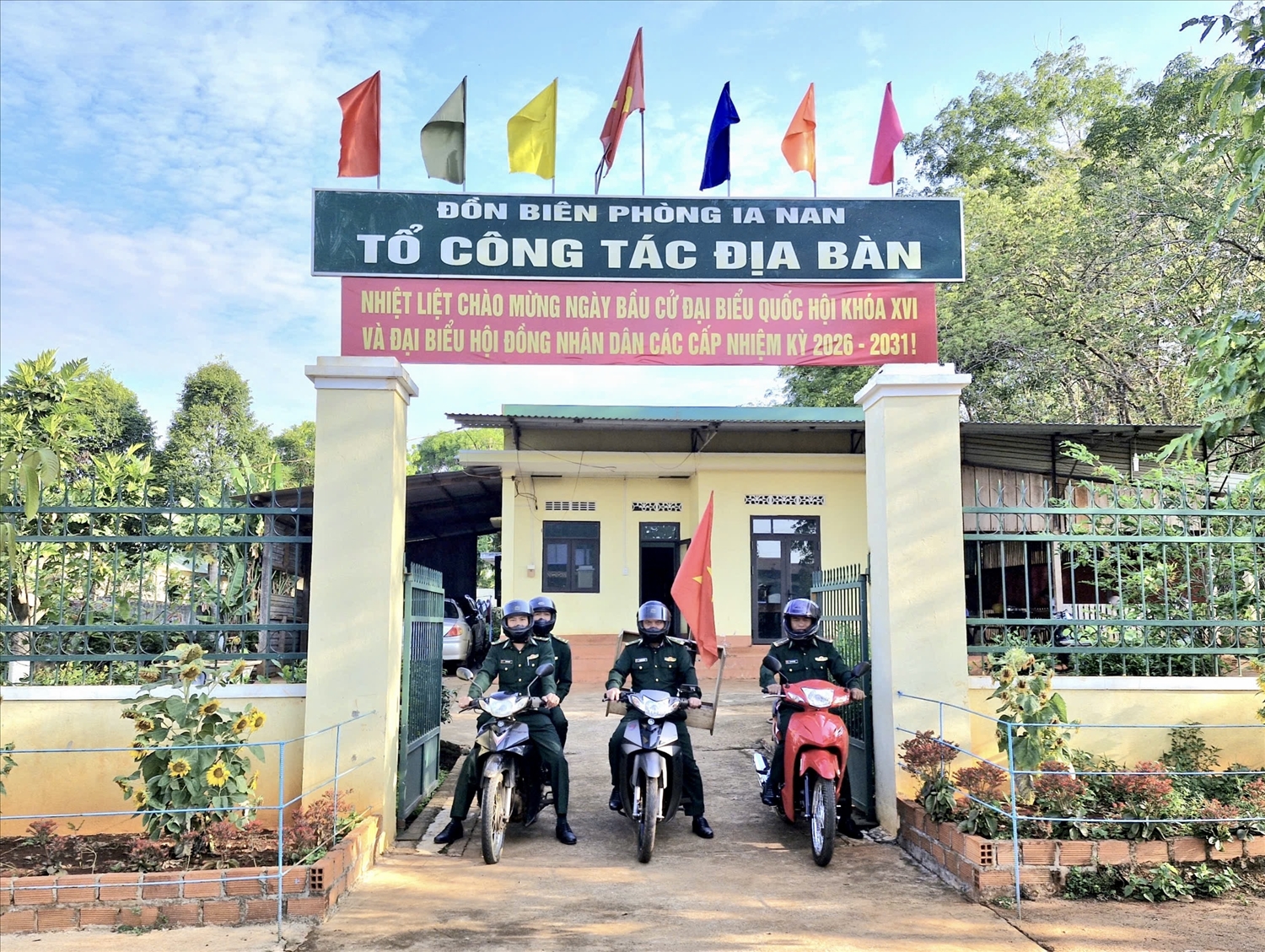 Cán bộ, chiến sĩ Đồn biên phòng Ia Nan chở theo loa di động về từng thôn, làng tuyên truyền nội dung cuộc bầu cử đến Nhân dân