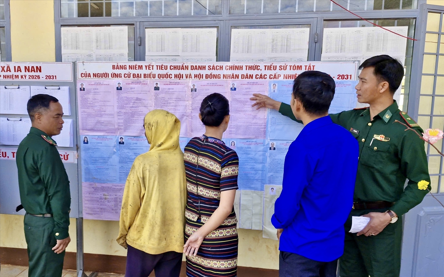 Cán bộ Đồn biên phòng Ia Nan trực tiếp tuyên truyền, hướng dẫn Nhân dân các bước thực hiện bầu cử vào ngày 15/3