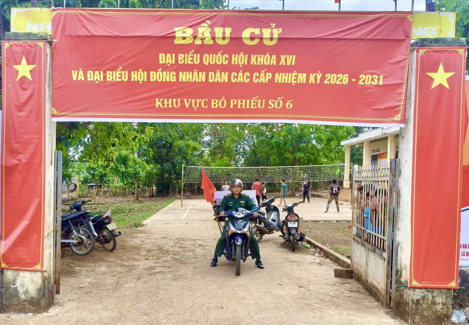 Đồn Biên phòng Ia Chía đưa “Tiếng loa Biên phòng” tuyên truyền về cuộc bầu cử tại các khu vực bỏ phiếu