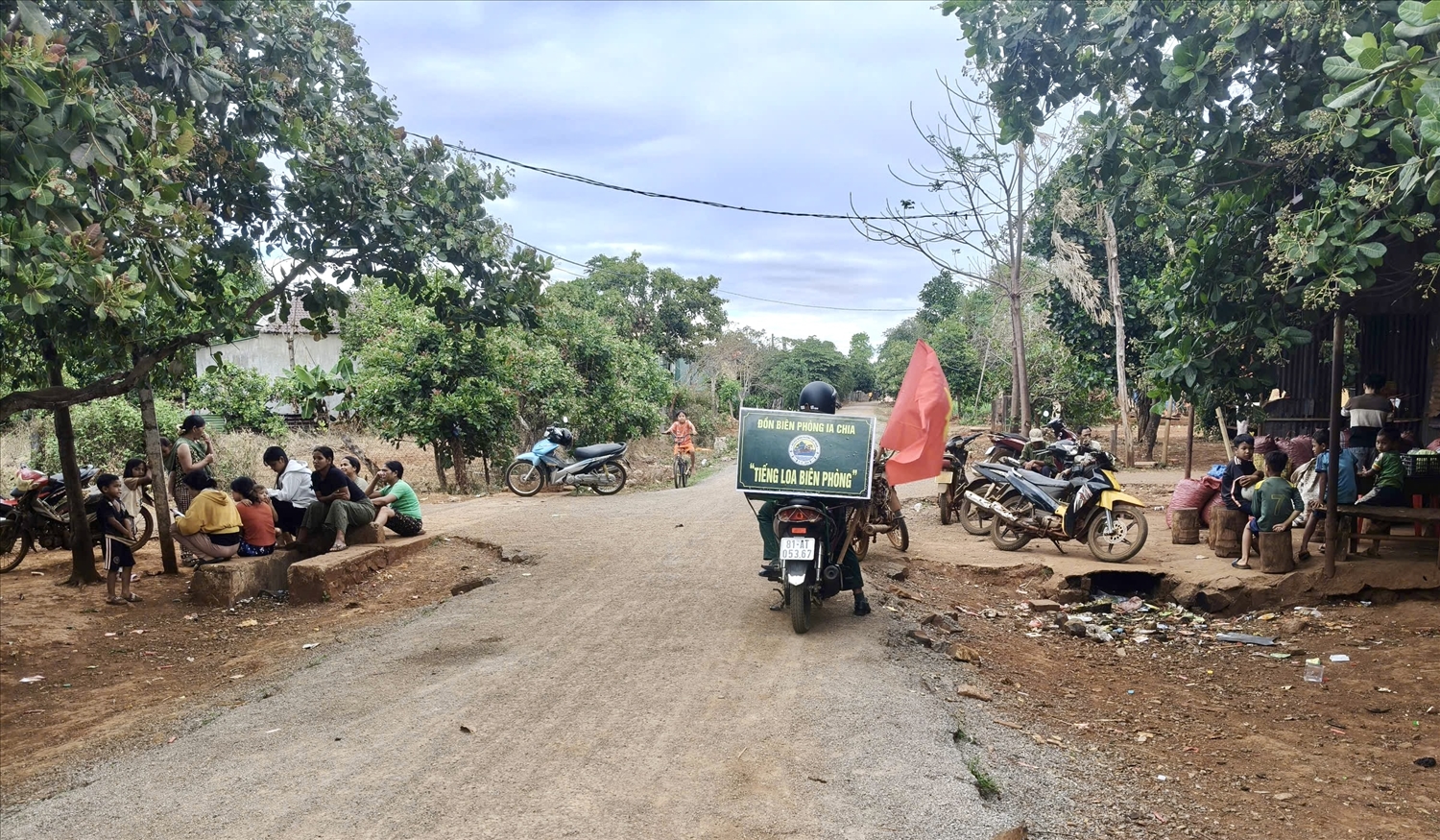 Những chiếc loa di động trở thành bạn đồng hành thân thiết của người chiến sĩ Biên phòng