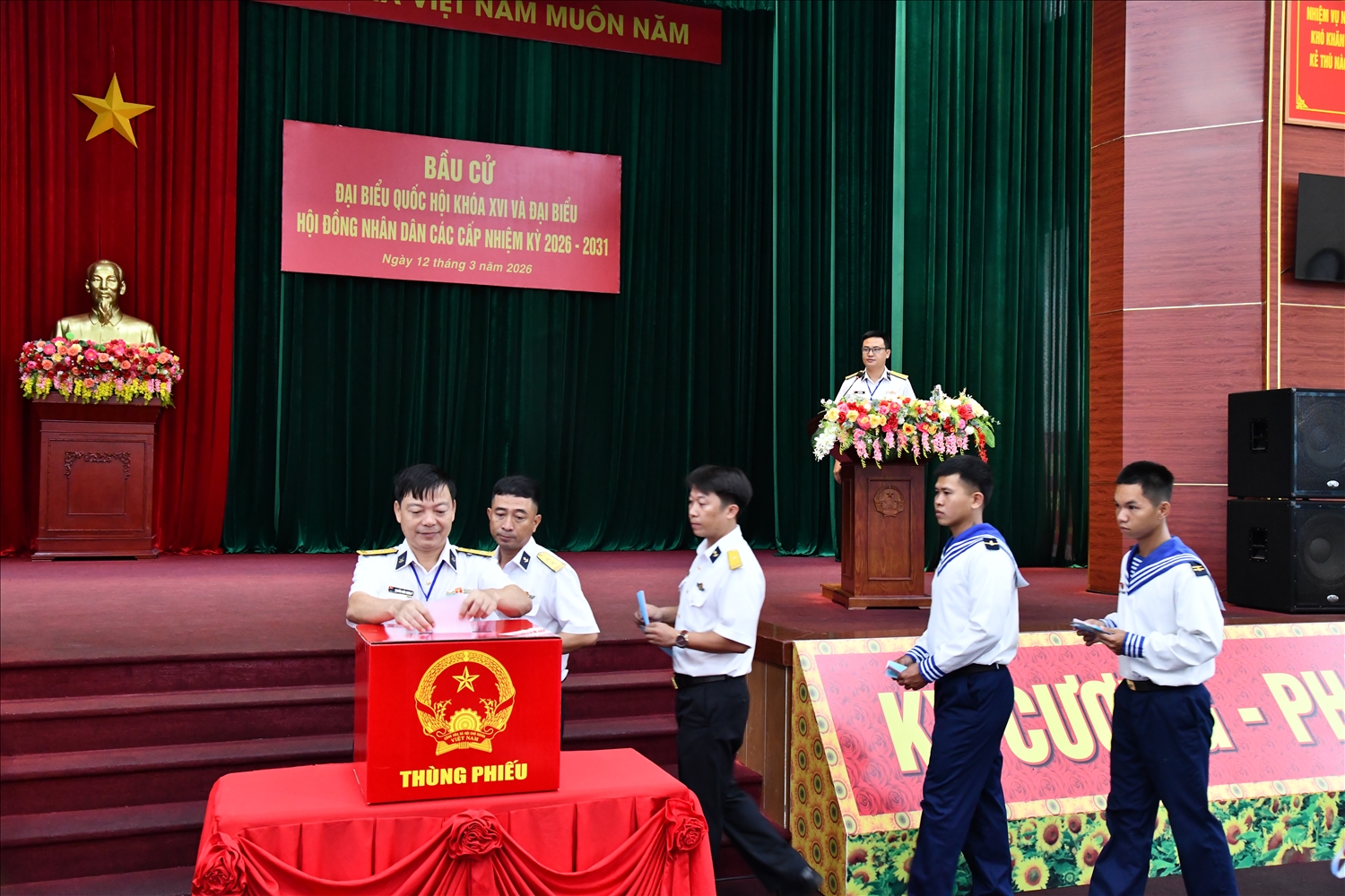 Trong không khí chào mừng ngày hội lớn của toàn dân - bầu cử đại biểu Quốc hội khóa XVI và đại biểu HĐND các cấp nhiệm kỳ 2026 – 2031, ngày 12/3, tại đặc khu Phú Quốc, tỉnh An Giang, khu vực bỏ phiếu số 60 thuộc Lữ đoàn 127, Vùng 5 Hải quân, đã trang trọng tổ chức lễ khai mạc bầu cử sớm.