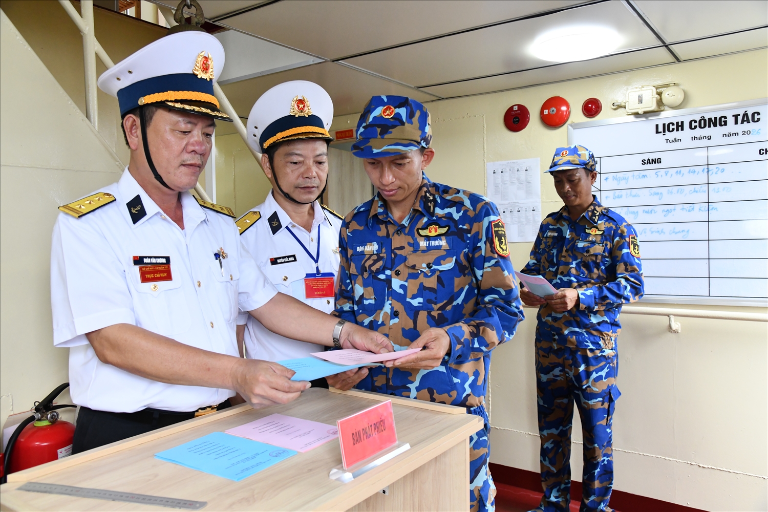 Những lá phiếu cũng mang theo niềm tin của người lính biển sẽ góp phần xây dựng Nhà nước pháp quyền vững mạnh, là động lực để các chiến sĩ chắc tay súng nơi đầu sóng ngọn gió.