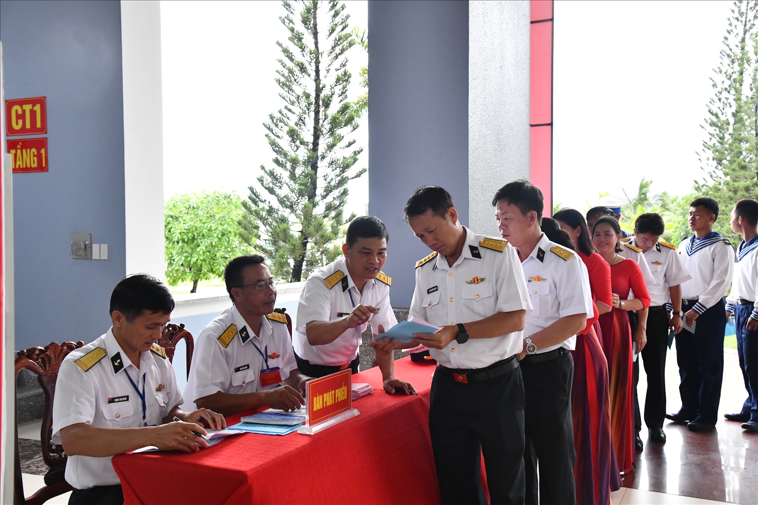 Quy trình bầu cử được thực hiện nghiêm túc, đúng luật định. Từ việc niêm yết danh sách cử tri, tiểu sử các ứng cử viên đến việc hướng dẫn cách thức bỏ phiếu đều được triển khai chi tiết.