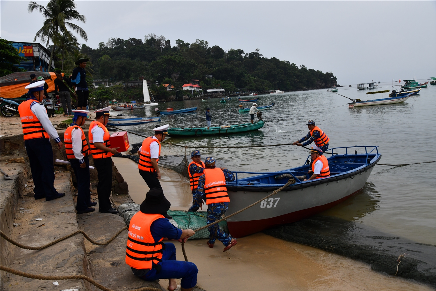 Do đặc thù nhiệm vụ bảo vệ chủ quyền biển đảo, nhiều tàu của đơn vị phải lên đường làm nhiệm vụ trực chiến trên biển, nên Lữ đoàn đã phối hợp với chính quyền địa phương tổ chức bầu cử sớm để đảm bảo 100% quân số đều được thực hiện quyền công dân. (Trong ảnh: Hòm phiếu phụ được đưa lên xuồng để di chuyển xuống tàu)