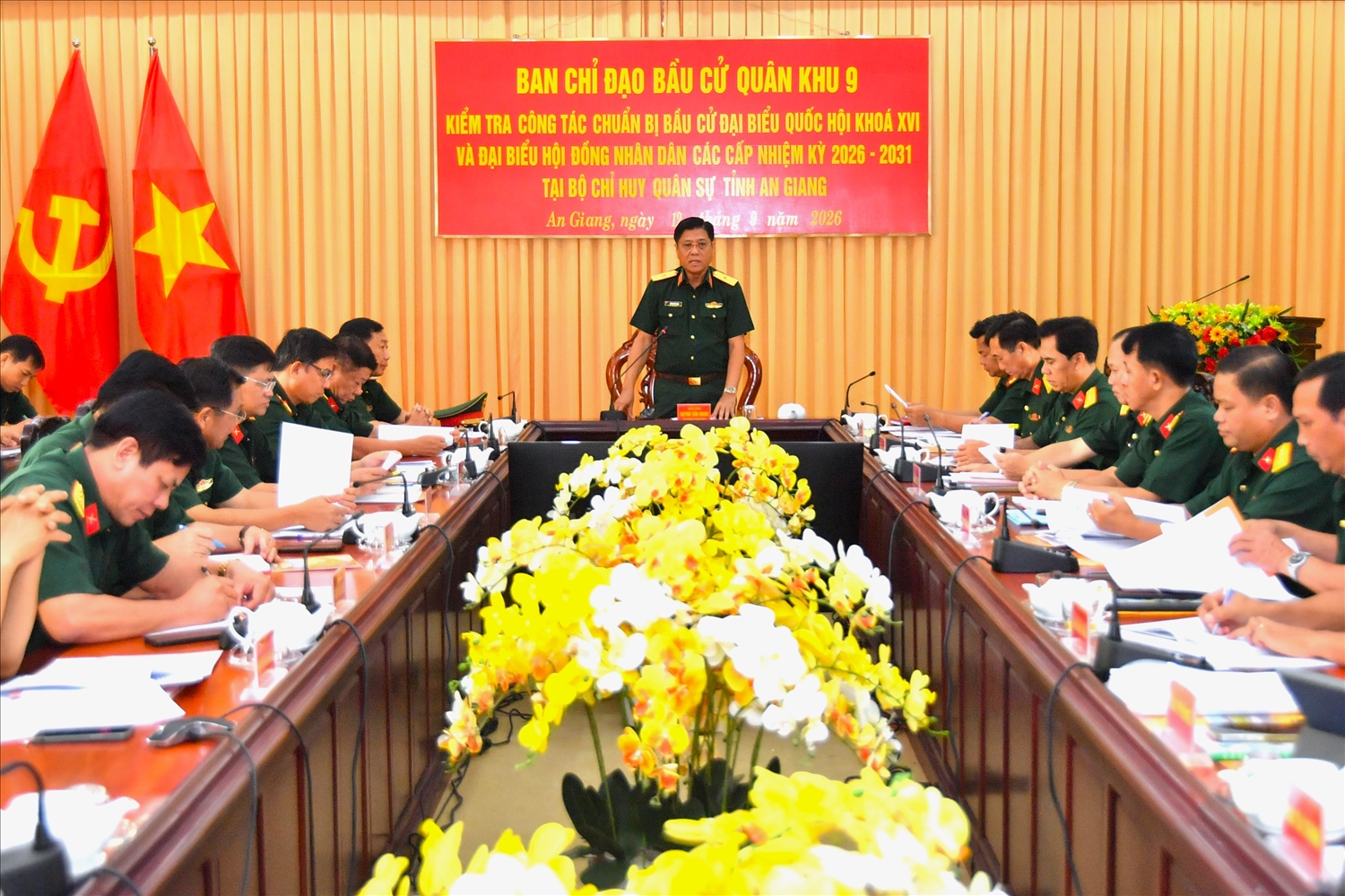 Thiếu tướng Huỳnh Văn Ngon, Phó Chính ủy Quân khu quán triệt yêu cầu buổi kiểm tra.