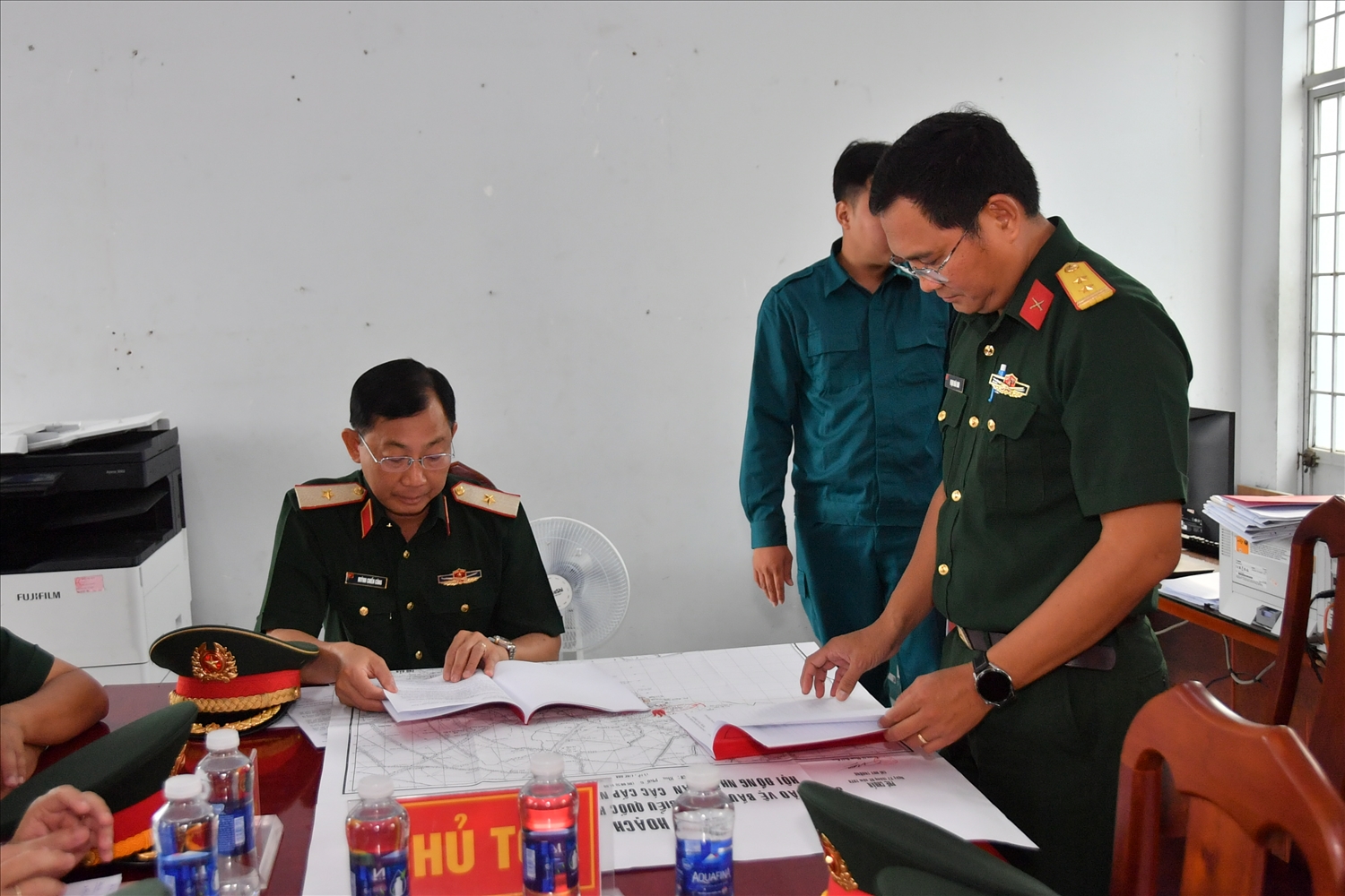 Thiếu tướng Huỳnh Chiến Công, Phó Tham mưu trưởng Quân khu, kiểm tra trực tiếp công tác trực sẵn sàng chiến đấu bảo vệ an ninh, an toàn trước, trong và sau bầu cử tại Ban CHQS phường Rạch Giá.