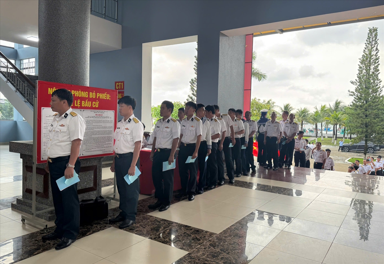 Bầu cử đại biểu Quốc hội khóa XVI và đại biểu HĐND các cấp là sự kiện chính trị trọng đại, là ngày hội lớn để cán bộ, chiến sĩ nơi đầu sóng ngọn gió gửi gắm niềm tin qua từng lá phiếu, lựa chọn những đại biểu đủ đức, đủ tài để phục vụ Tổ quốc và Nhân dân.