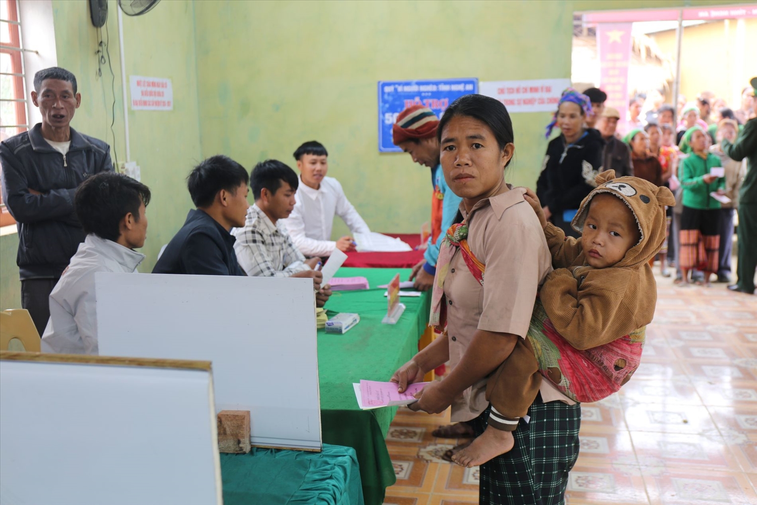 Hình ảnh bà mẹ người Đan Lai địu con đi bầu cử mang thông điệp về sự quan tâm, trách nhiệm của người dân đối với lá phiếu của mình. Ảnh: Thanh Hải