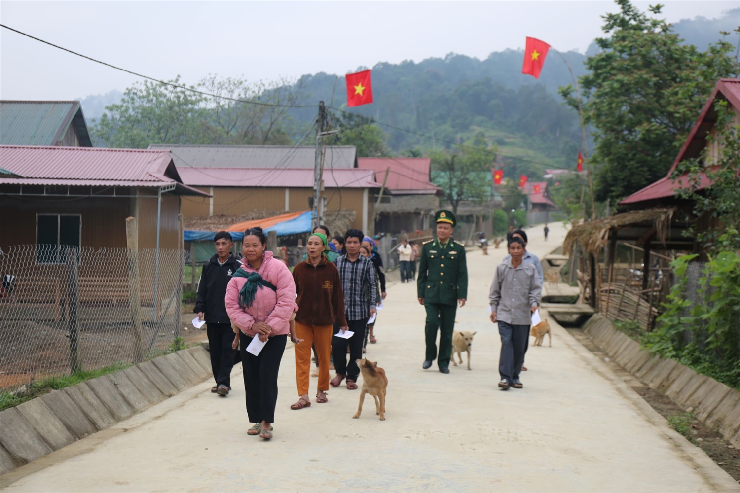 Ngay từ sáng sớm, đông đảo người dân Đan Lai bản Khe Búng, xã Môn Sơn đã đi bầu cử - Ảnh: Thanh Hải