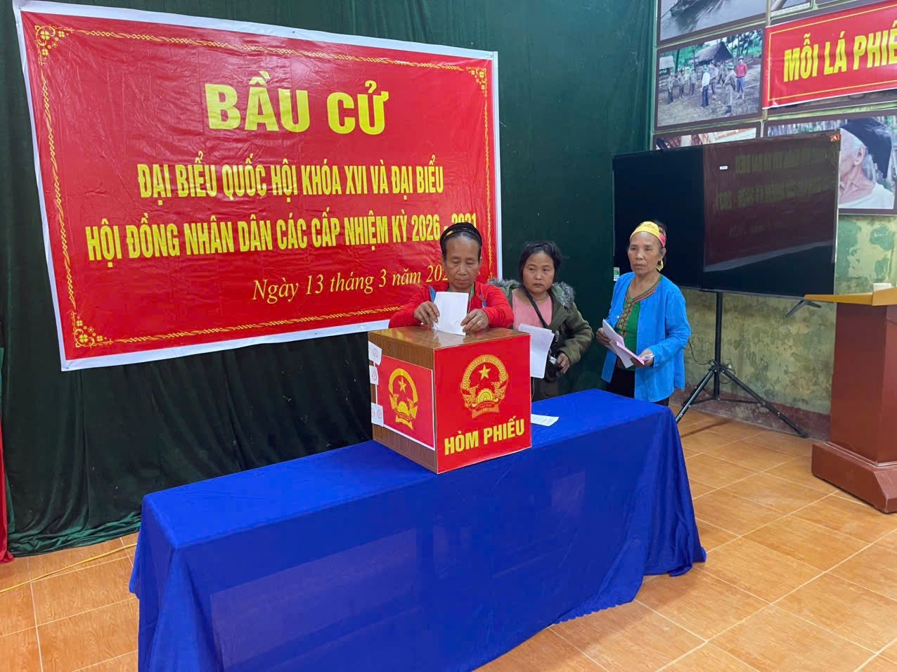 Những cử tri Đan Lai ở bản Cò Phạt bỏ phiếu bầu cử sớm - Ảnh: Thanh Hải