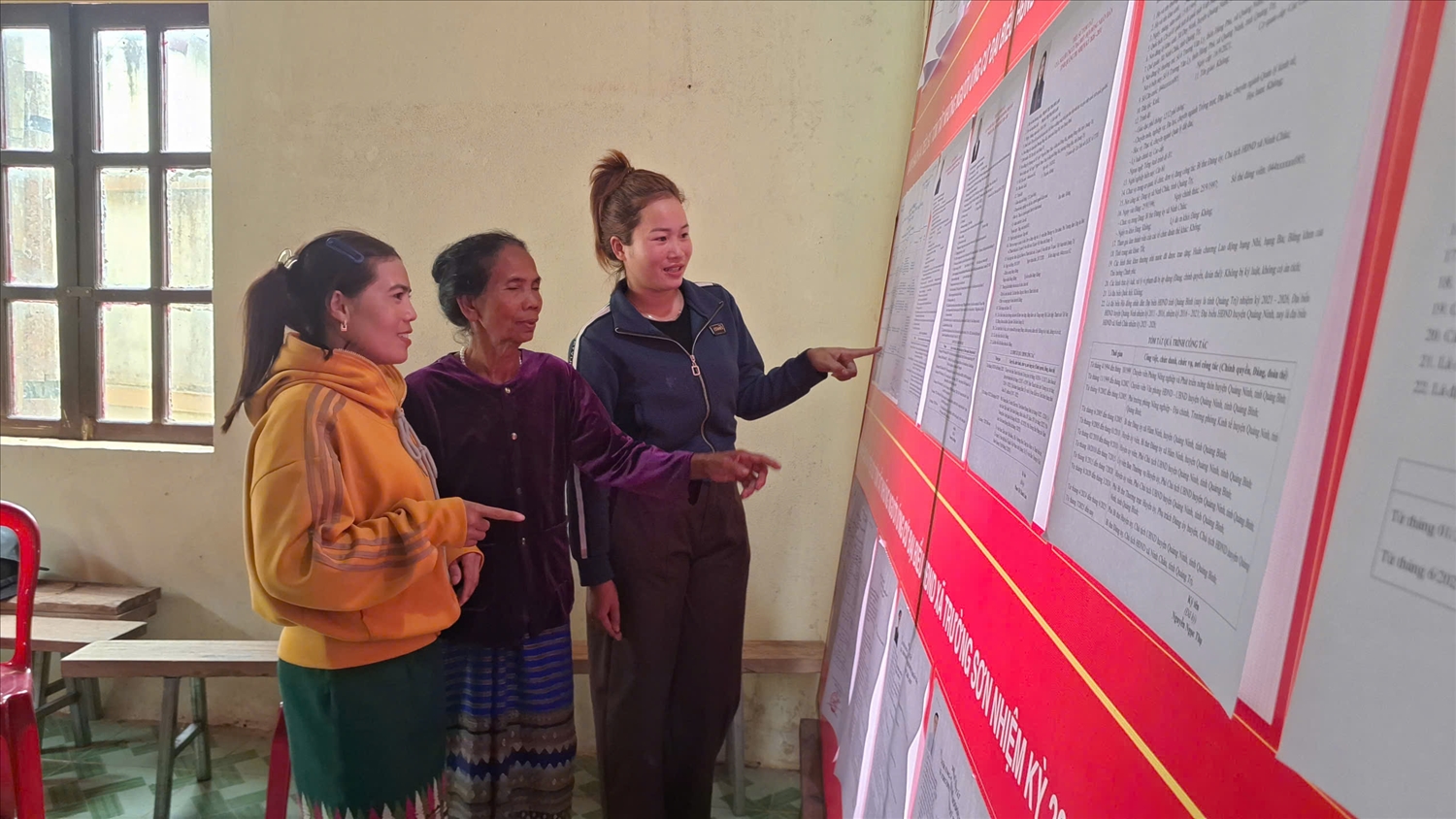 Cử tri người DTTS ở tỉnh Quảng Trị tìm hiểu tiểu sử ứng cử viên để lựa chọn người xứng đáng