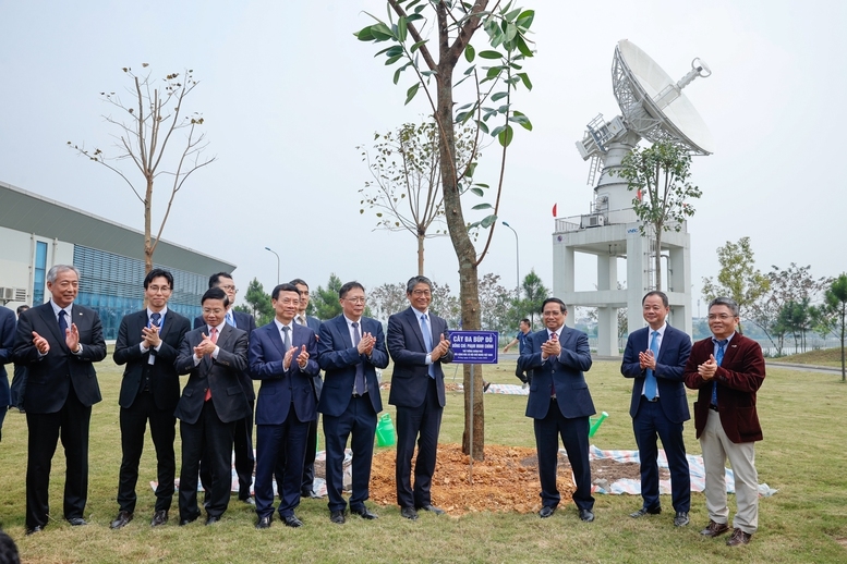 Thủ tướng và các đại biểu trồng cây lưu niệm - Ảnh: VGP/Nhật Bắc