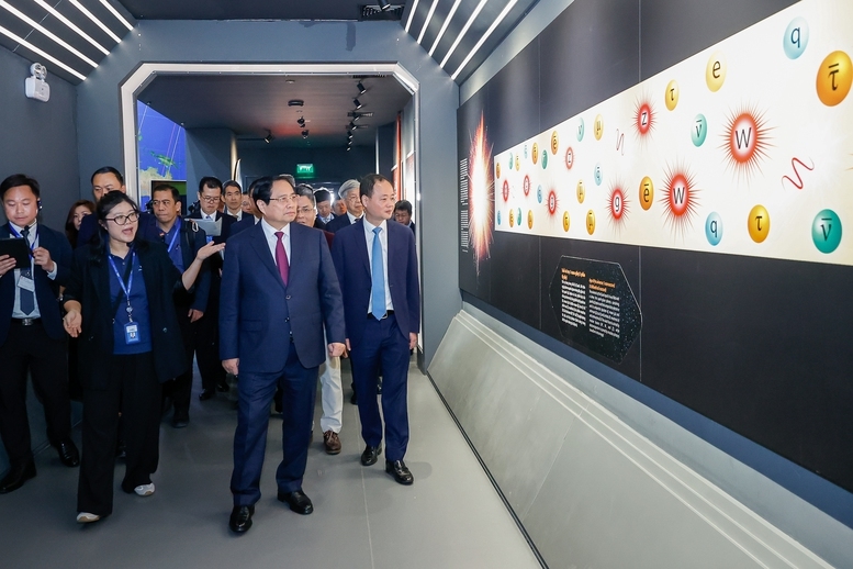 Thủ tướng Phạm Minh Chính tham quan Bảo tàng vũ trụ Việt Nam tại Khu Công nghệ cao Hoà Lạc - Ảnh: VGP/Nhật Bắc