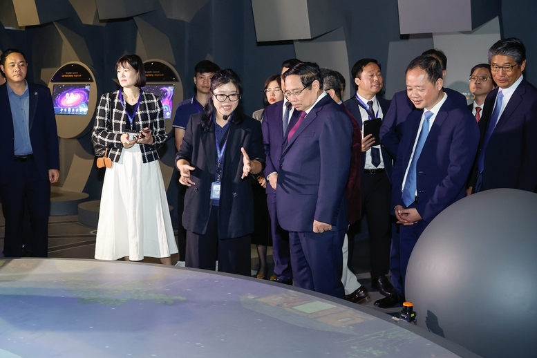 Thủ tướng Phạm Minh Chính tham quan Bảo tàng vũ trụ Việt Nam tại Khu Công nghệ cao Hoà Lạc - Ảnh: VGP/Nhật Bắc