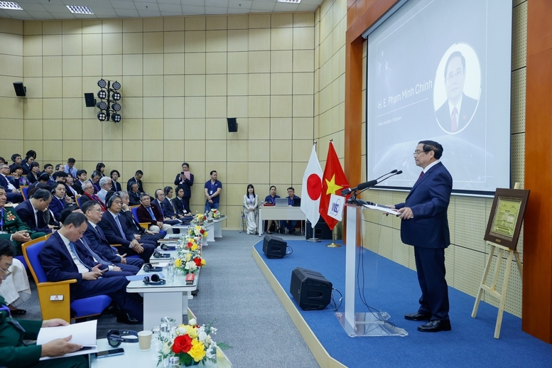 Thủ tướng nhấn mạnh phương châm hành động thời gian tới được xác định bằng 20 chữ: ""Khám phá không gian - Làm chủ công nghệ - Hợp tác bền chặt - Phát triển bền vững - Vũ trụ hòa bình" - Ảnh: VGP/Nhật Bắc