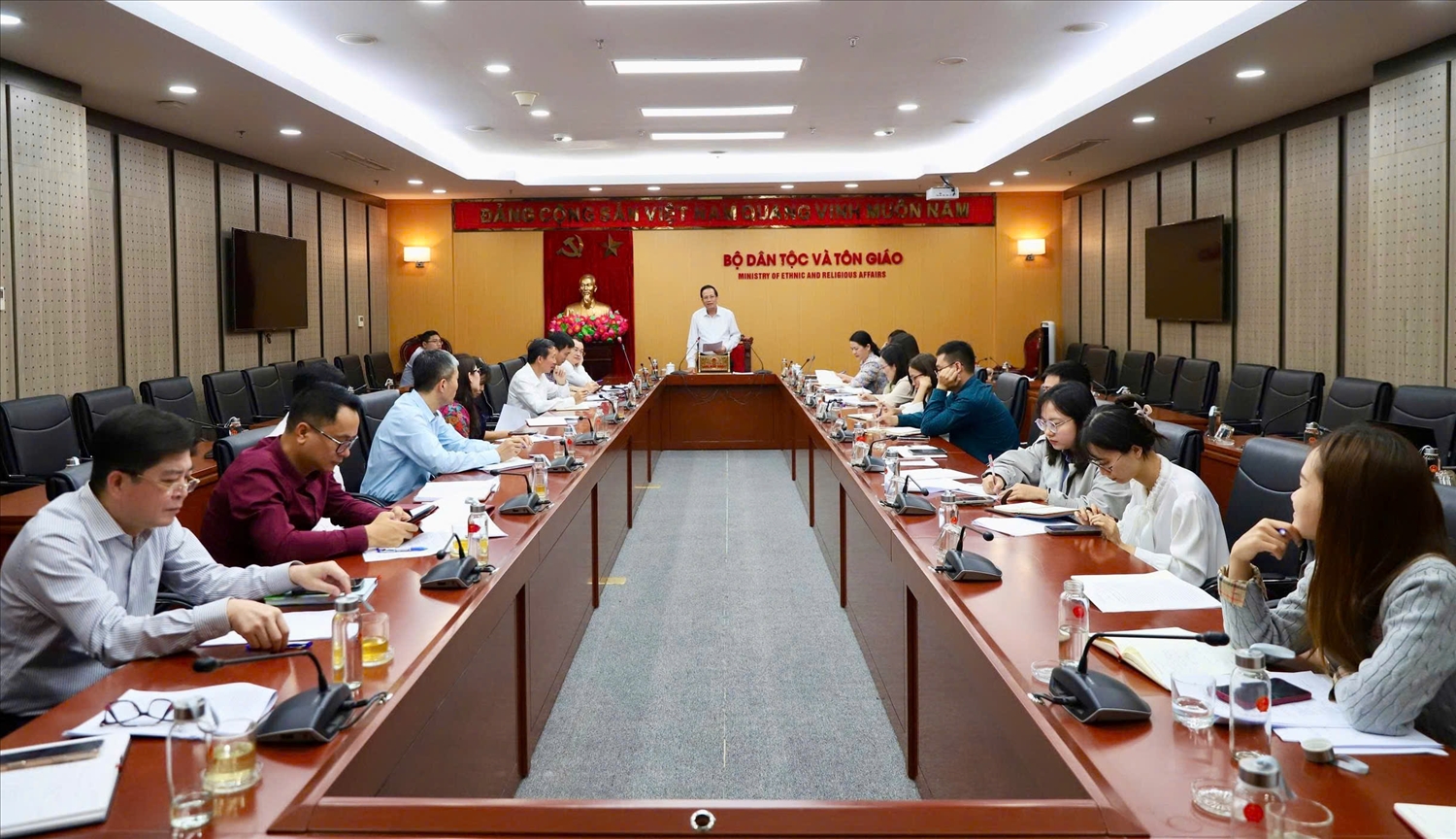 Quang cảnh cuộc họp