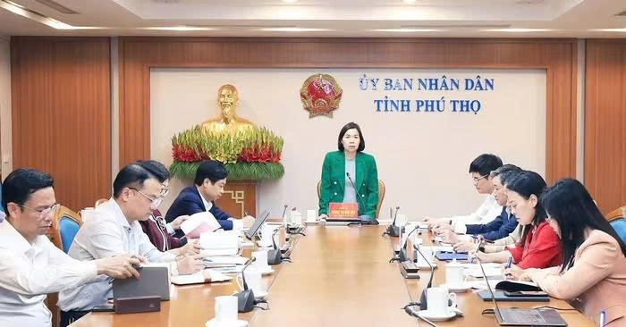 Phó Chủ tịch UBND tỉnh Phú Thọ Phùng Thị Kim Nga phát biểu chỉ đạo tại hội nghị chuẩn bị chương trình khai mạc Giỗ Tổ Hùng Vương - Lễ hội Đền Hùng và Tuần văn hóa - Du lịch Đất Tổ năm Bính Ngọ 2026. Ảnh: Thanh Hòa