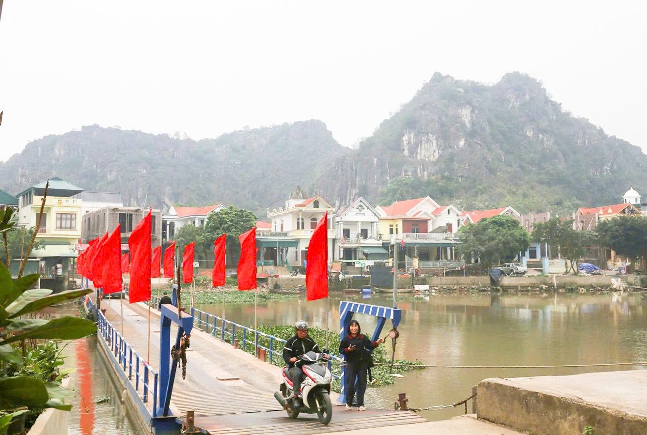 Thôn Kênh Gà nằm bên sông Hoàng Long, nhiều năm chịu ảnh hưởng của lũ lụt nên người dân quen gọi nơi đây là “làng nổi”.