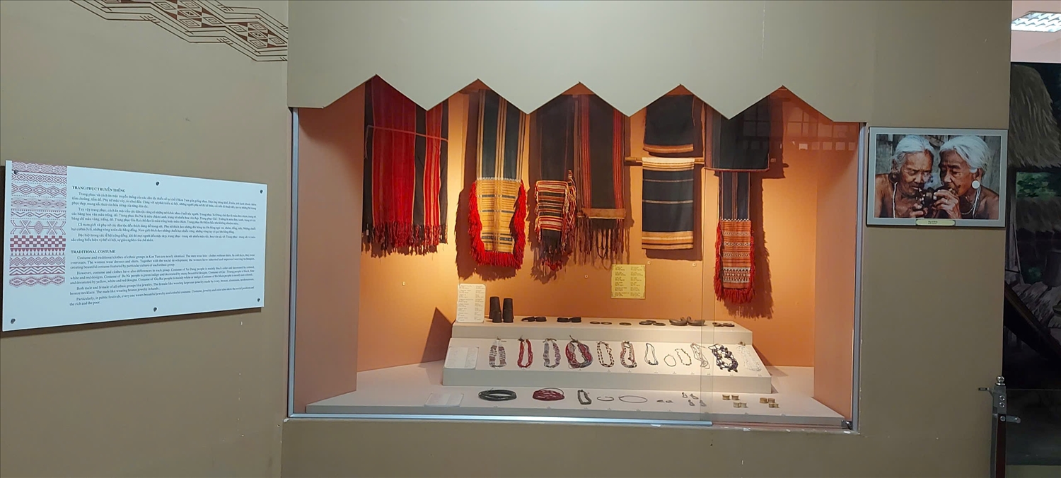 Kon Râm, vòng đeo chân của phụ nữ dân tộc Brâu hiện được trưng bày trong Bảo tàng tỉnh Quảng Ngãi (cơ sở 2)