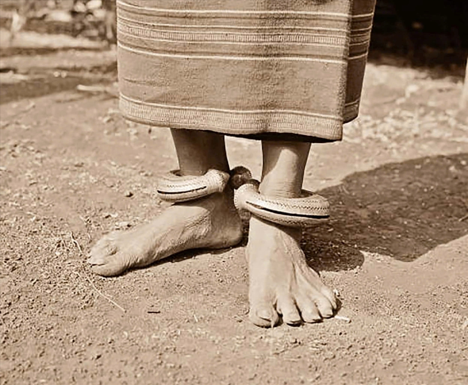 Kon Râm, vòng đeo chân là loại trang sức khá đặc biệt, thể hiện sự giàu có và quyền uy của người phụ nữ Brâu ngày xưa. (Ảnh: Tư liệu)