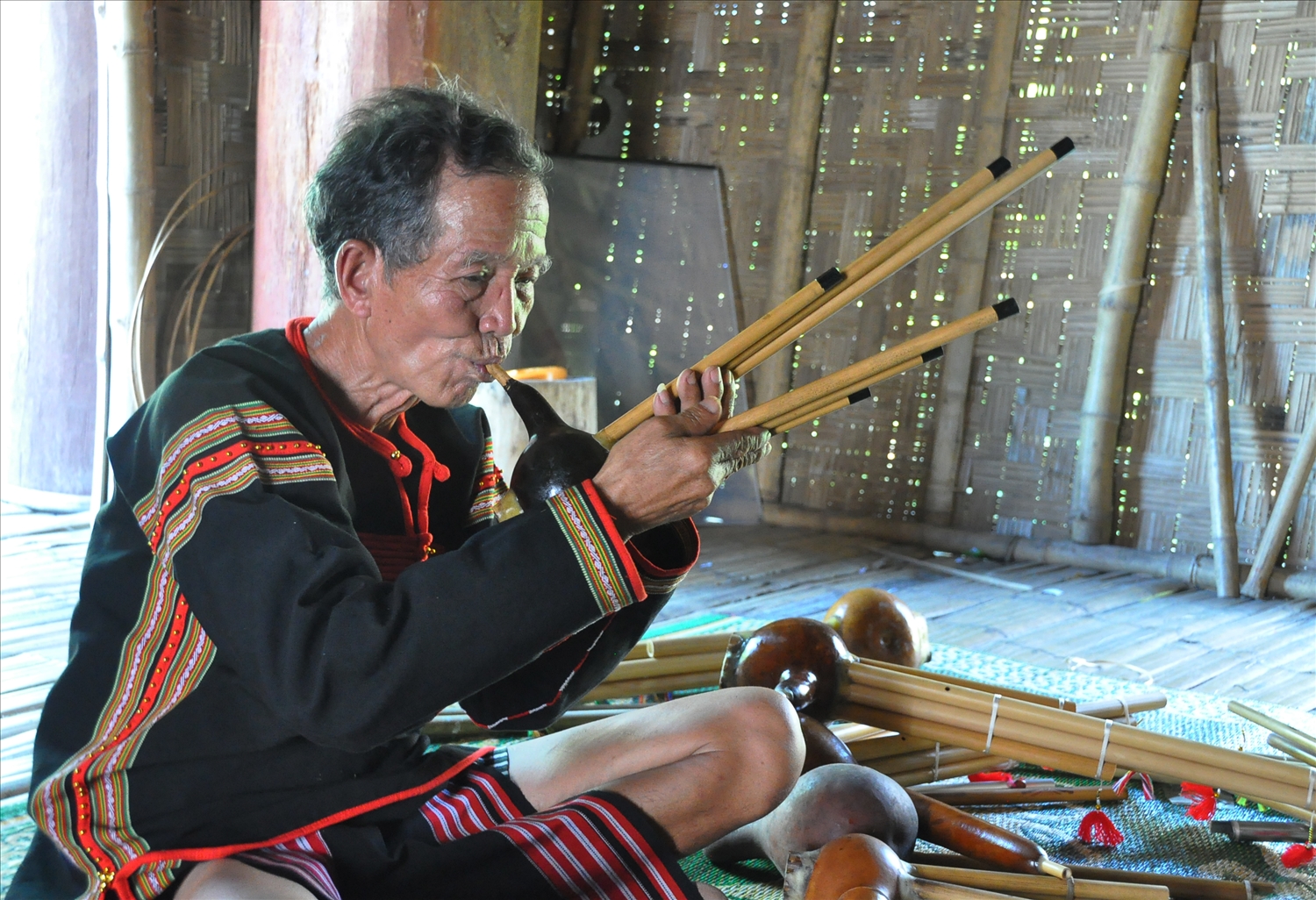 Ông Ama H’Loan là Nghệ nhân Ưu tú duy nhất của buôn Ako Dhông biết làm và sử dụng các loại nhạc cụ dân gian của người Ê Đê