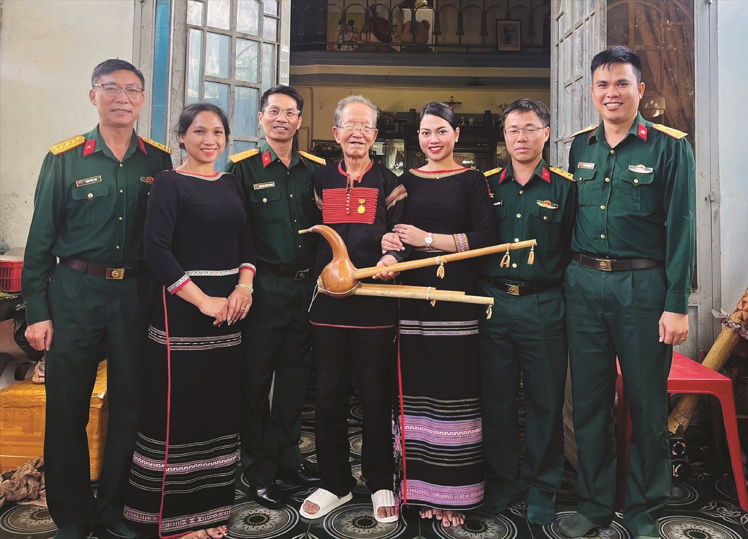 Là Cựu chiến binh, ông Ama H’Loan (đứng giữa) thường xuyên được cán bộ Bộ Chỉ huy Quân sự tỉnh Đắk Lắk đến thăm, động viên vào các dịp quan trọng