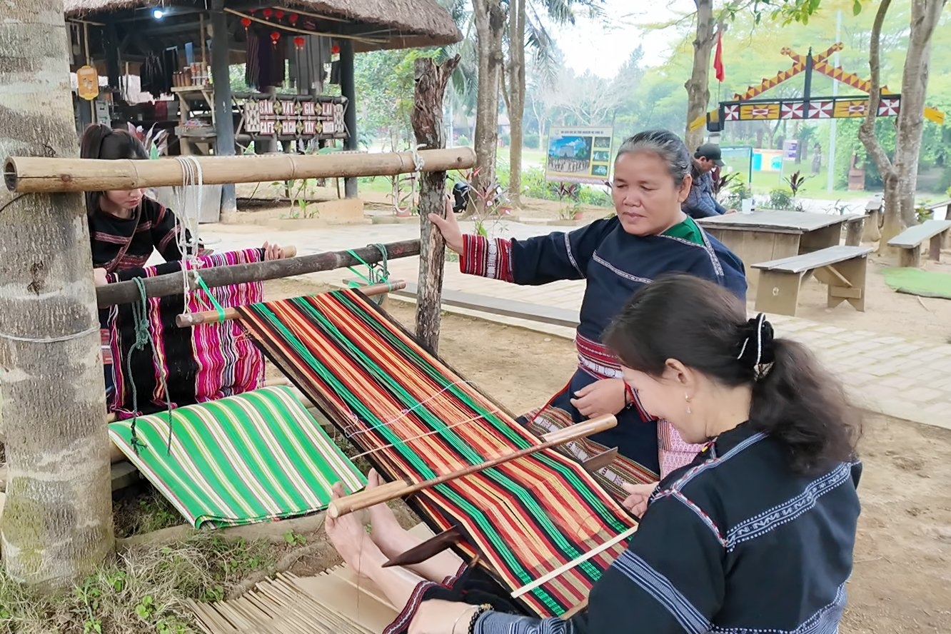 Đồng bào các dân tộc sinh sống tại Làng Văn hóa – Du lịch các dân tộc Việt Nam 