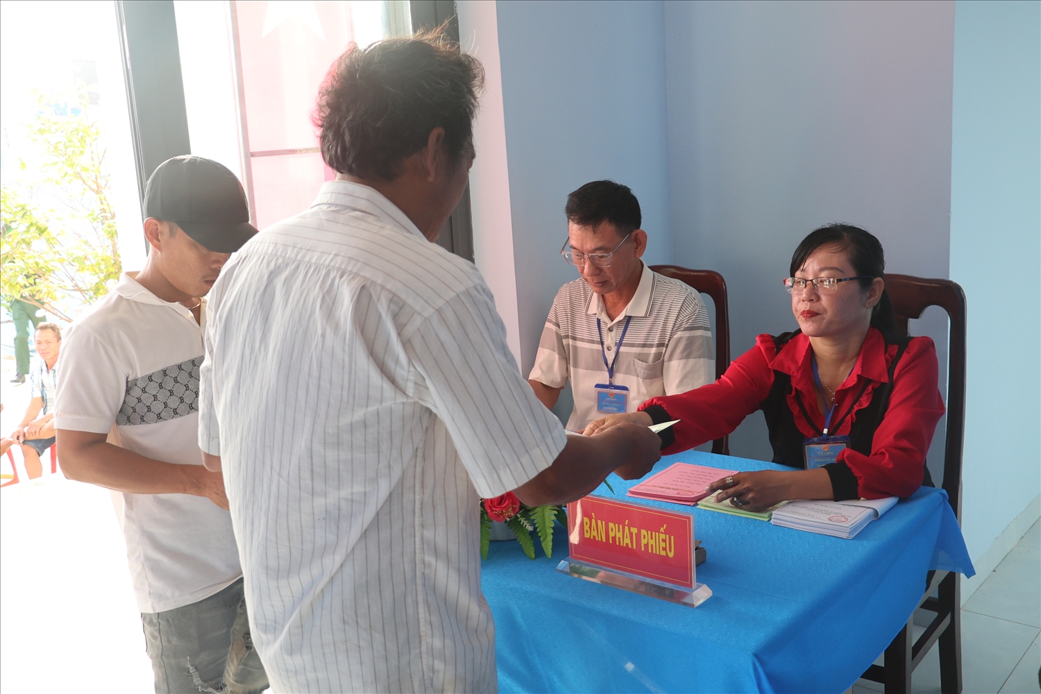 Từ rất sớm nhiều gia đình trên đảo đã có mặt tại khu vực bỏ phiếu để tham gia bầu cử