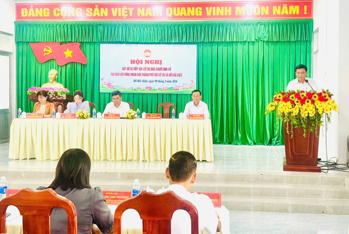 Ông Lâm Hoàng Mẫu trình bày chương trình hành động trước cử tri