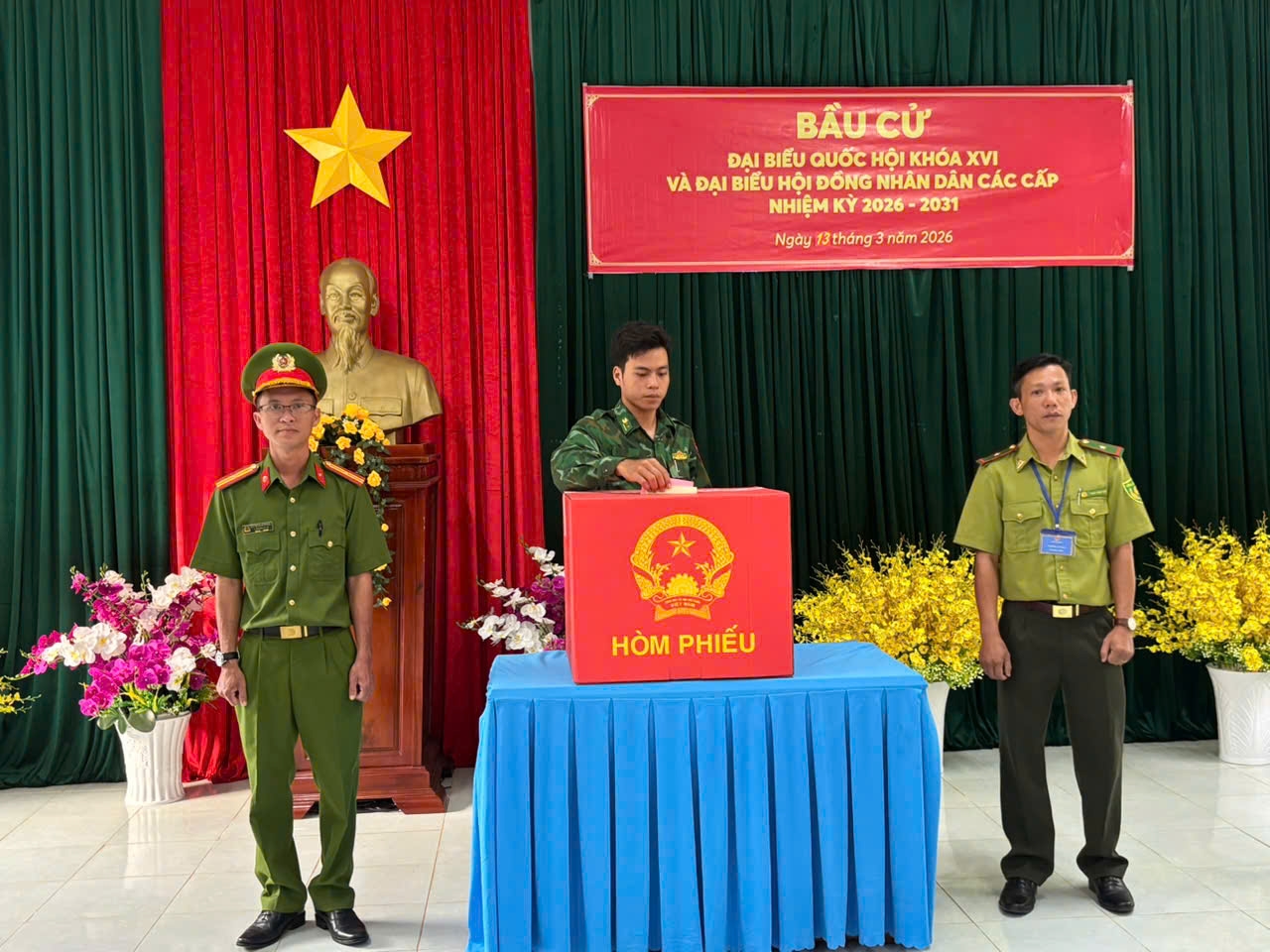 Bỏ phiếu bầu cử tại khu vực bỏ phiếu số 4 trên đảo Hòn Khoai, thuộc xã Đất Mũi, tỉnh Cà Mau