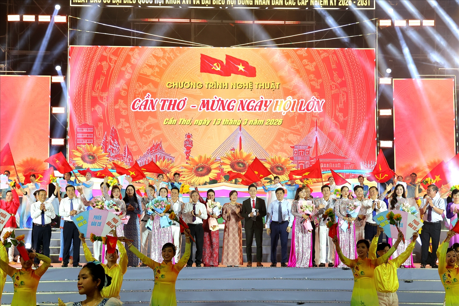 Cần Thơ tổ chức Chương trình nghệ thuật chào mừng bầu cử đại biểu Quốc hội khóa XVI và đại biểu HĐND các cấp. (Ảnh: Trung Phạm)