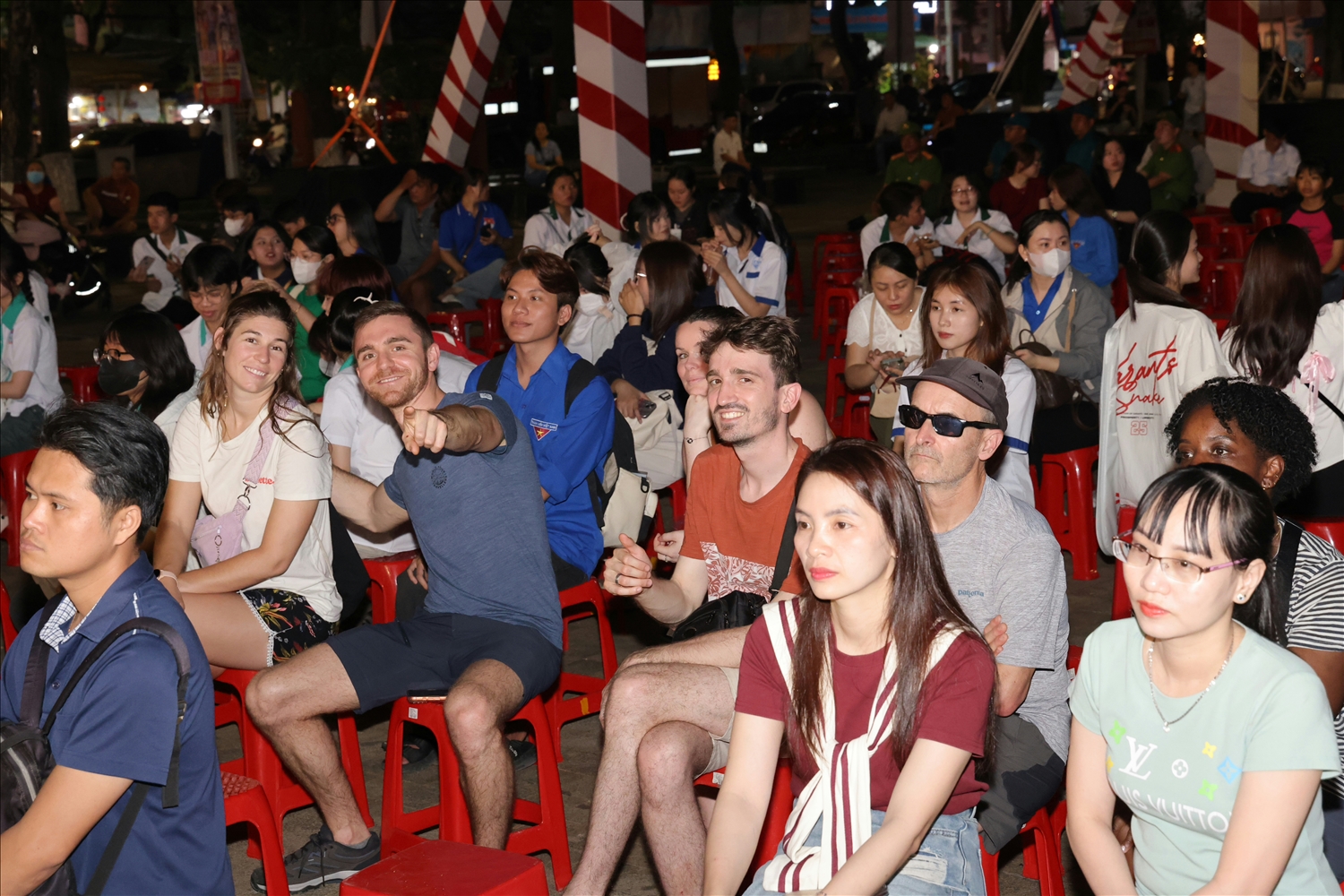 Chương trình thu hút sự chú ý của đông đảo người dân và du khách. (Ảnh: Trung Phạm)