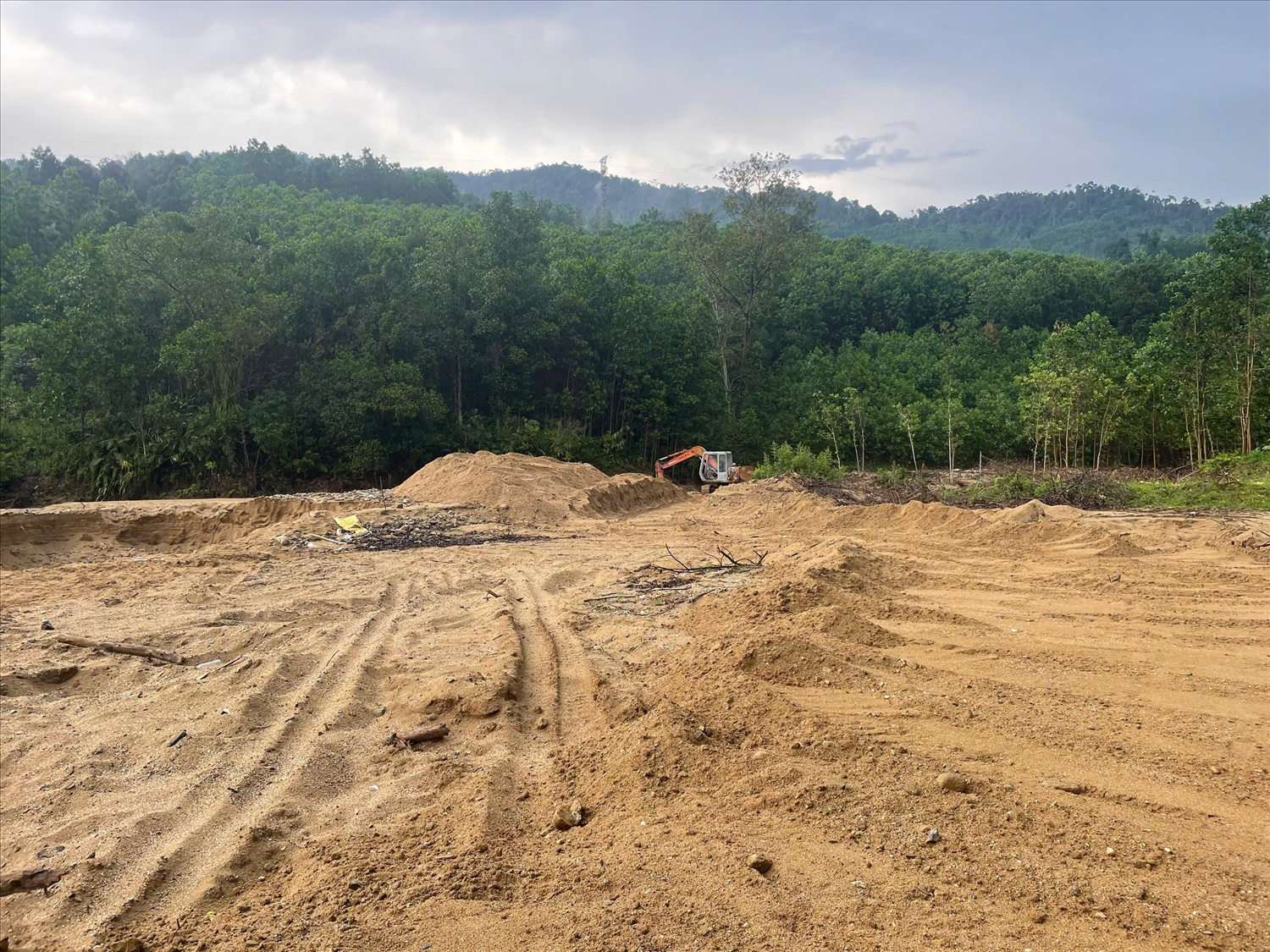 Lòng sông bị đào xới với diện rộng. 