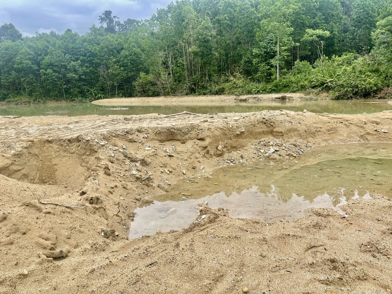 Nhiều chỗ bị đào xới trên sông Nước Xa đoạn qua thôn Trà Giác.