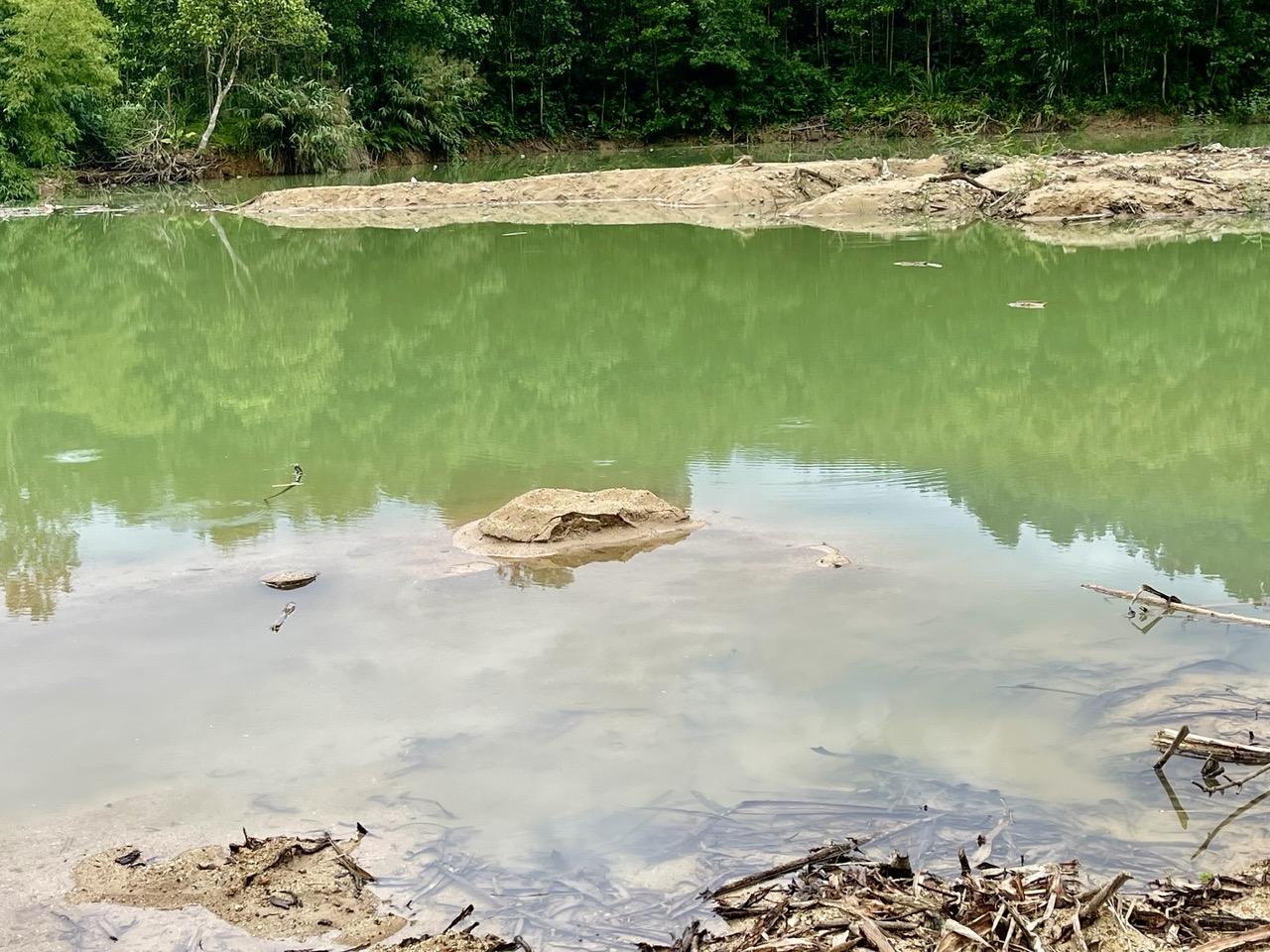 Suối Nước Xoay bị đào xới để trộm cát. (Ảnh QN)