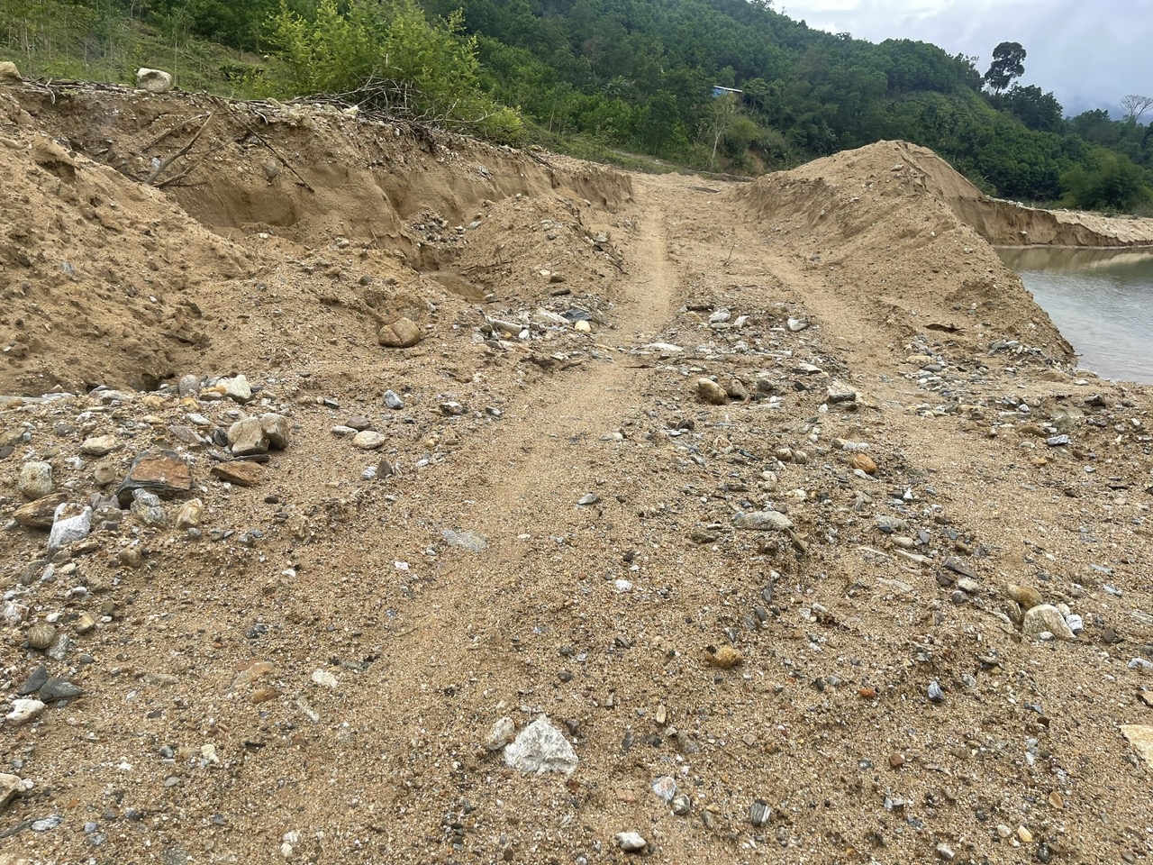 Địa phương giao công an chốt chặn tại khu vực này.