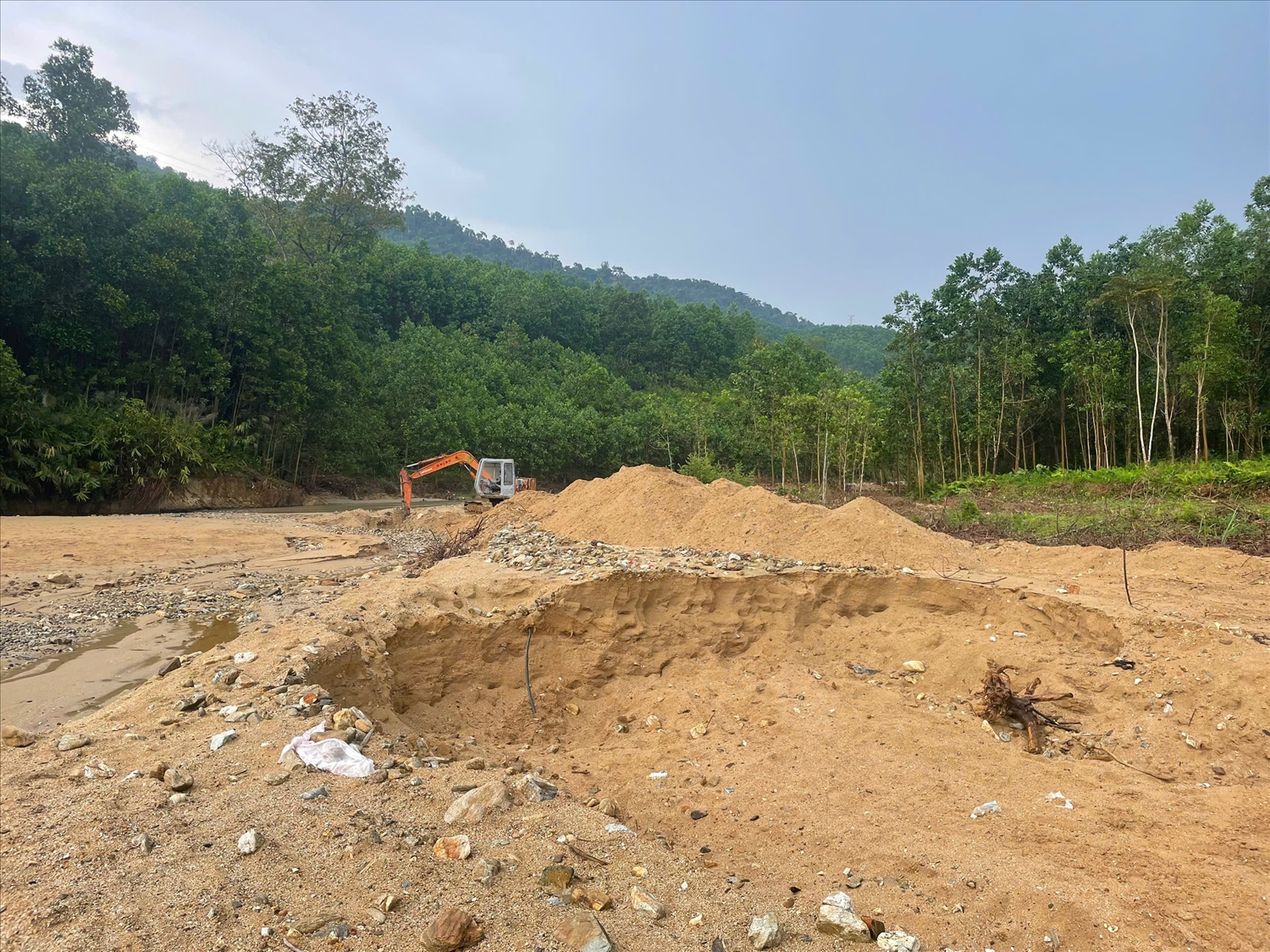 Lòng sông bị đào xới nham nhở. 