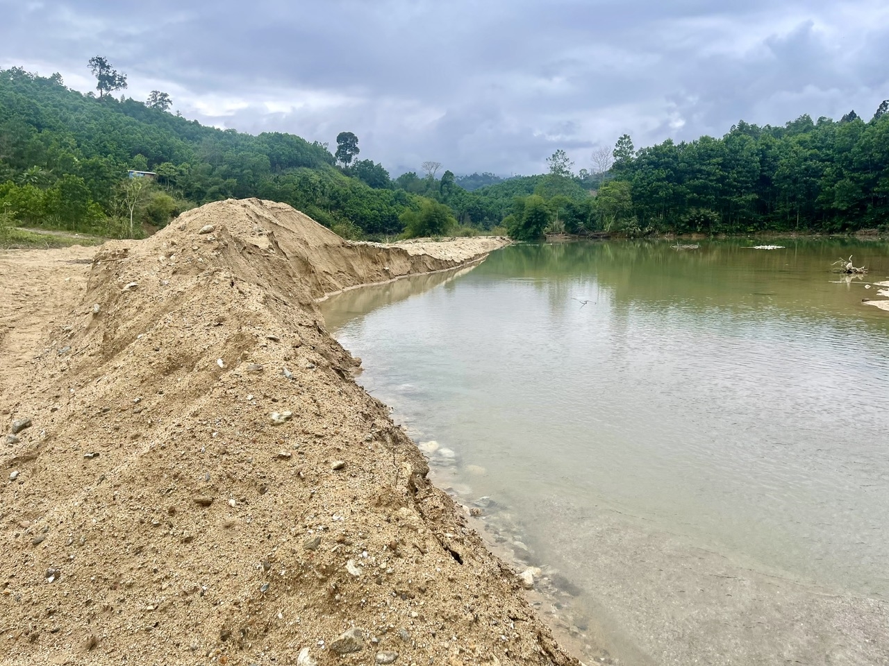 (Bài Huy Trường) Lòng sông ở xã miền núi Đà Nẵng tiếp tục bị “xẻ thịt” 4