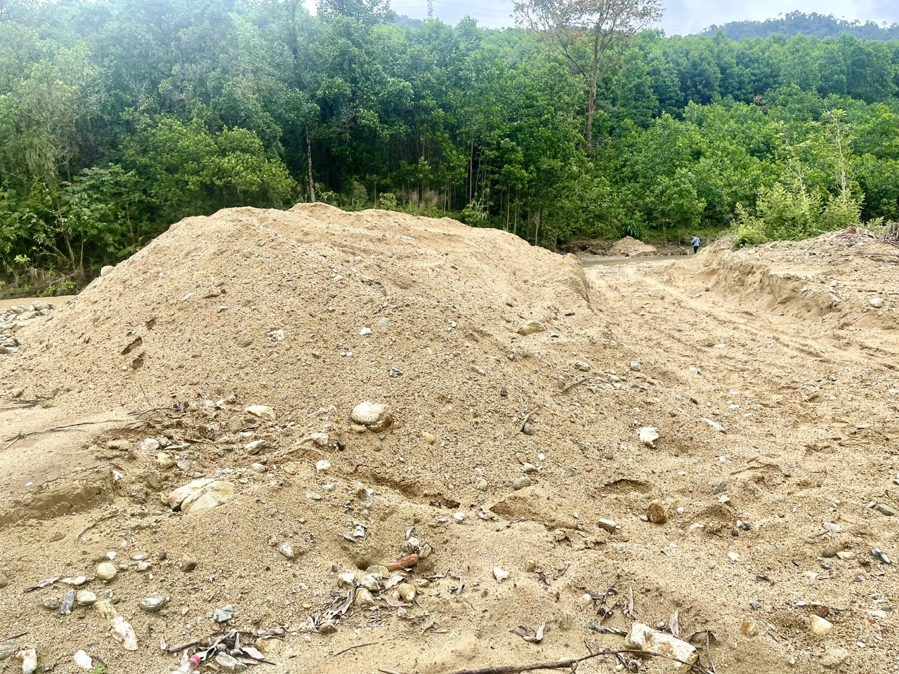 Nhiều ụ cát lớn trên sông Nước Xa.