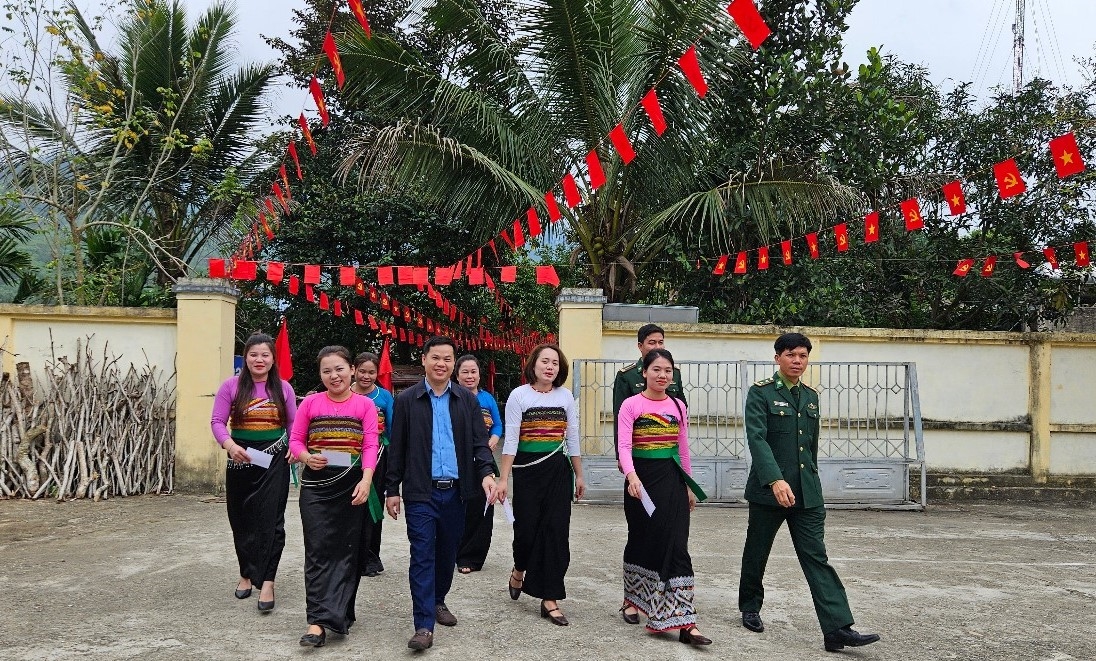 Trong không khí phấn khởi của ngày hội toàn dân, Cử tri và cán bộ xã Hiền Kiệt(Thanh Hóa) rạng rỡ tiến vào khu vực bỏ phiếu để thực hiện quyền và nghĩa vụ công dân. (Ảnh Quỳnh Trâm)